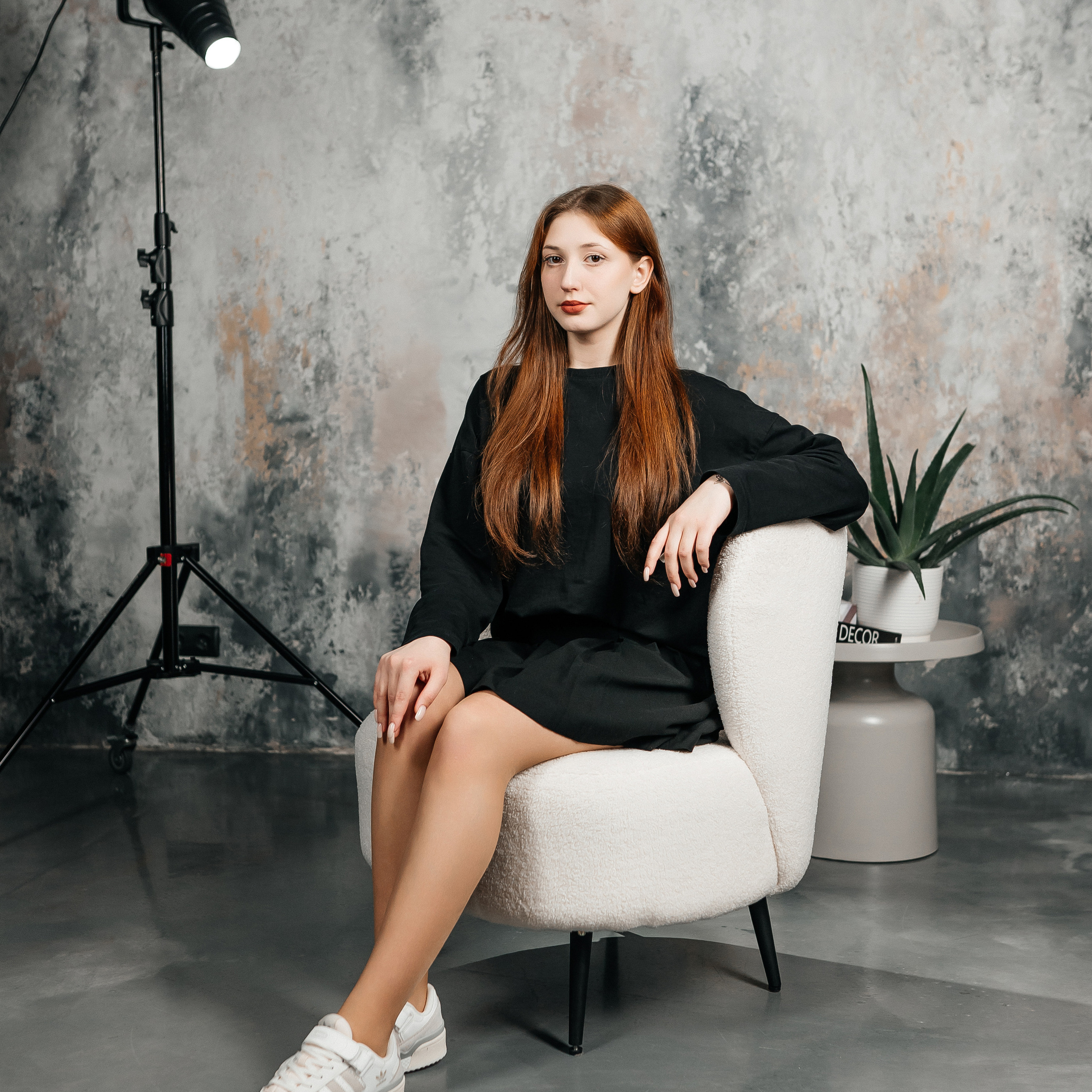 11 класс. Групповые фотографии на циклораме. Портреты на фоне рельефной стены.