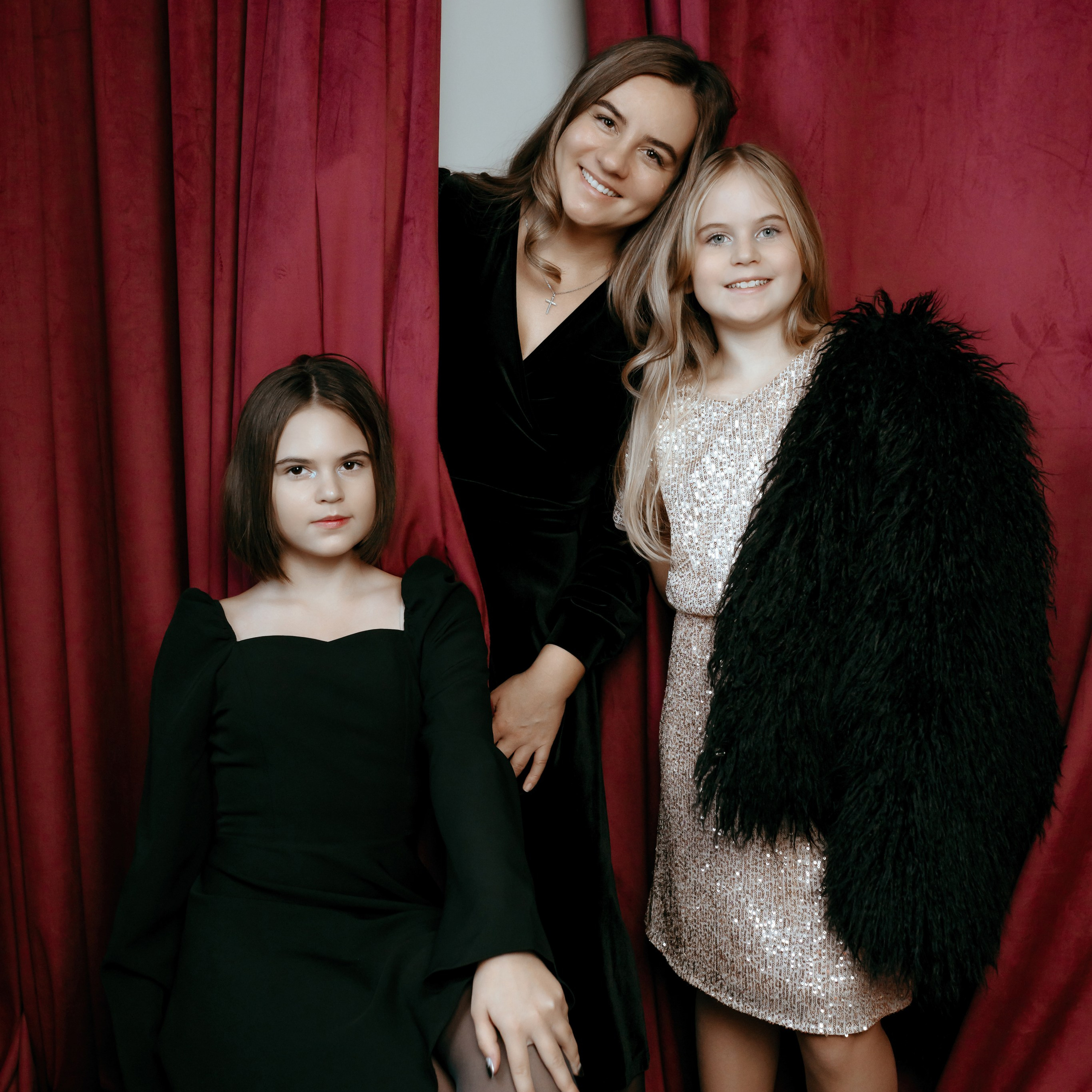 Кристина, Алиса, Олеся.