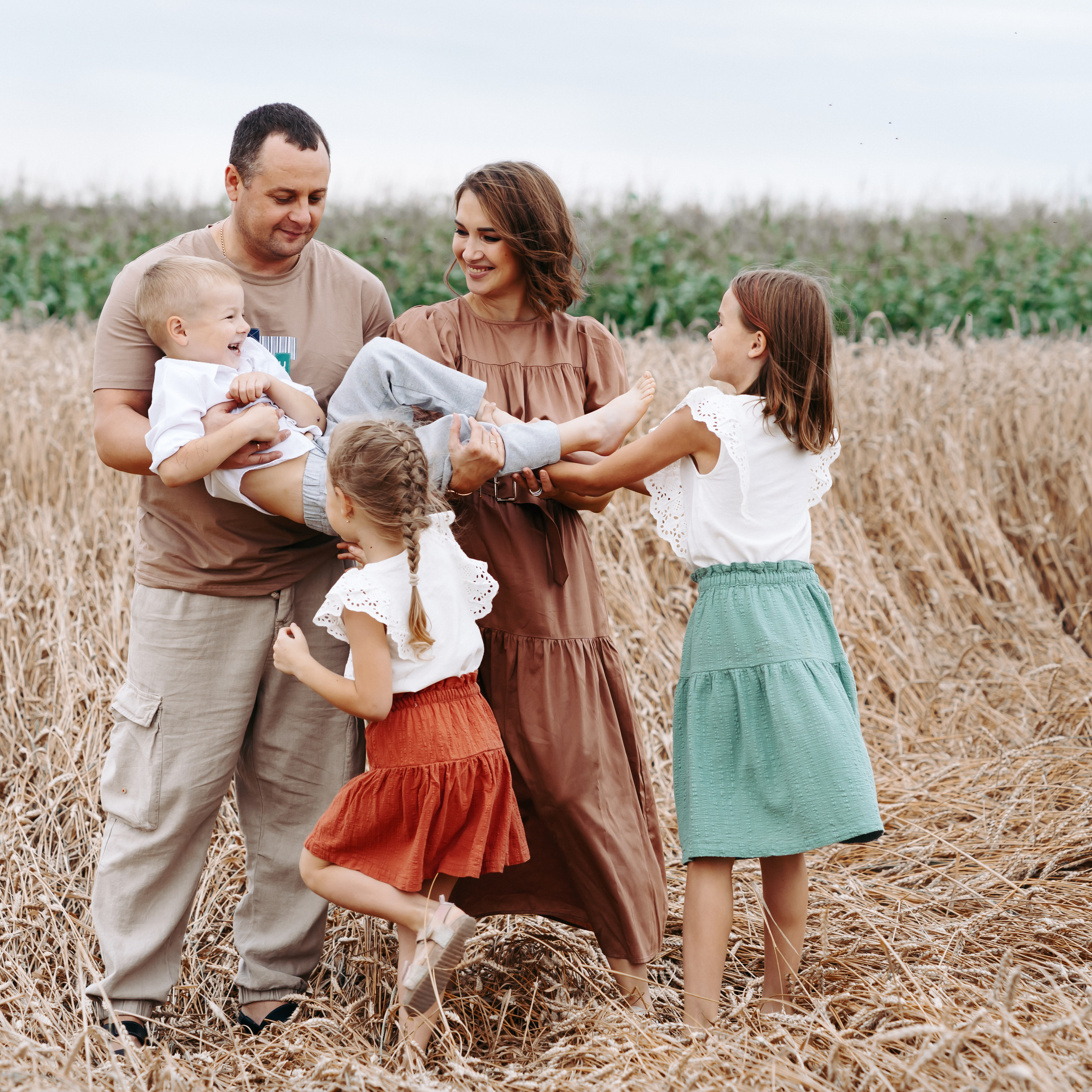 Семейная фотосессия в поле