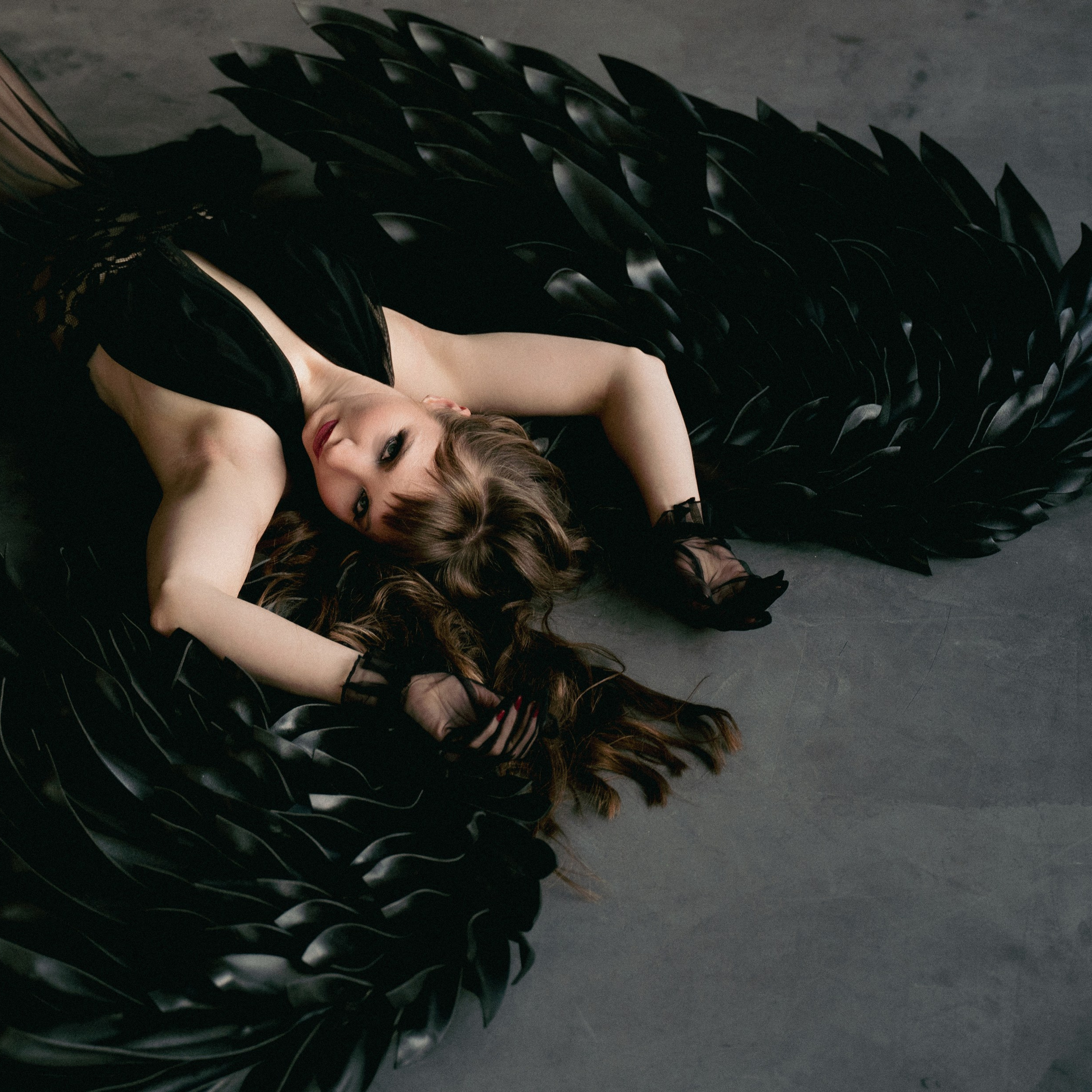 Ангел с черными крыльями