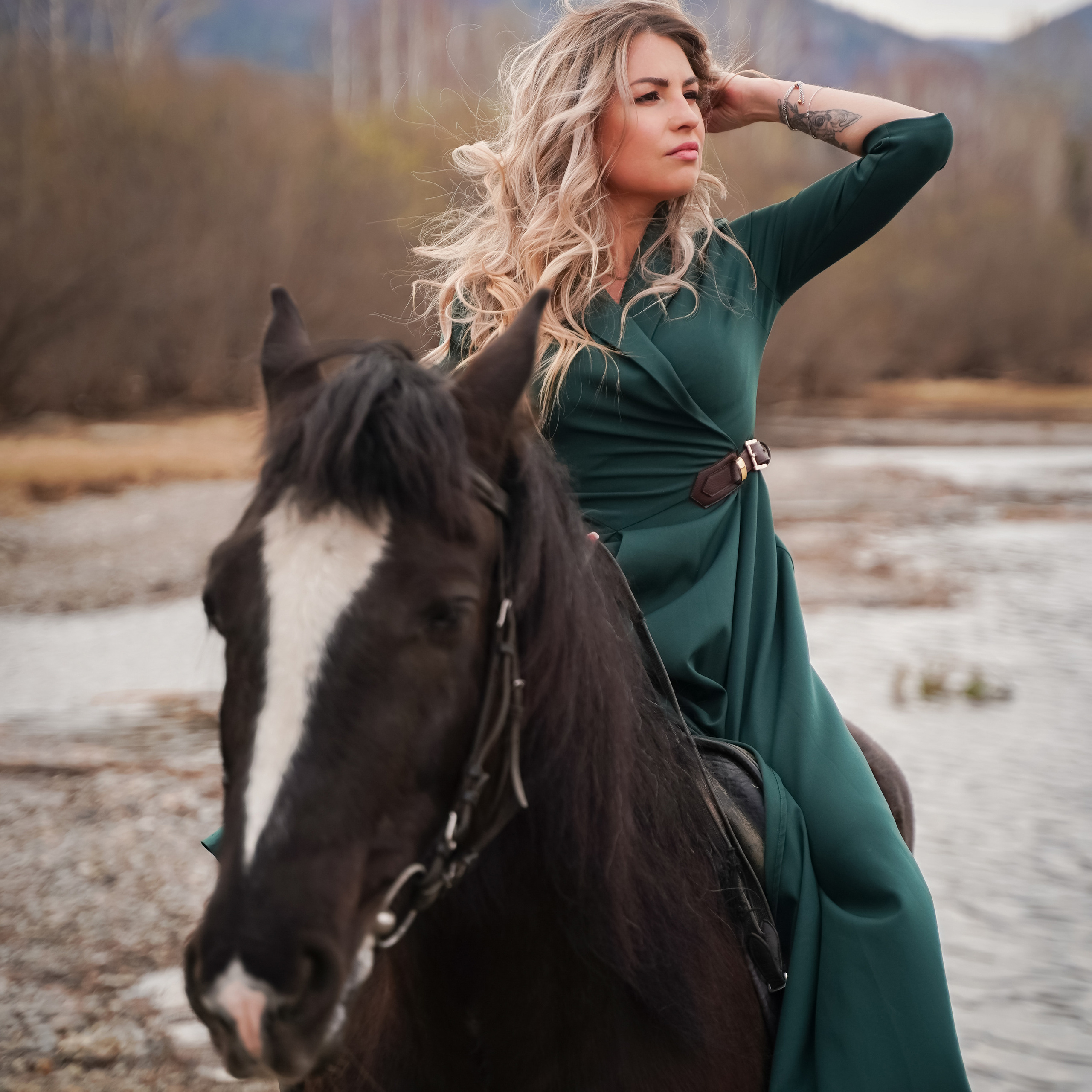 Инна на конюшне