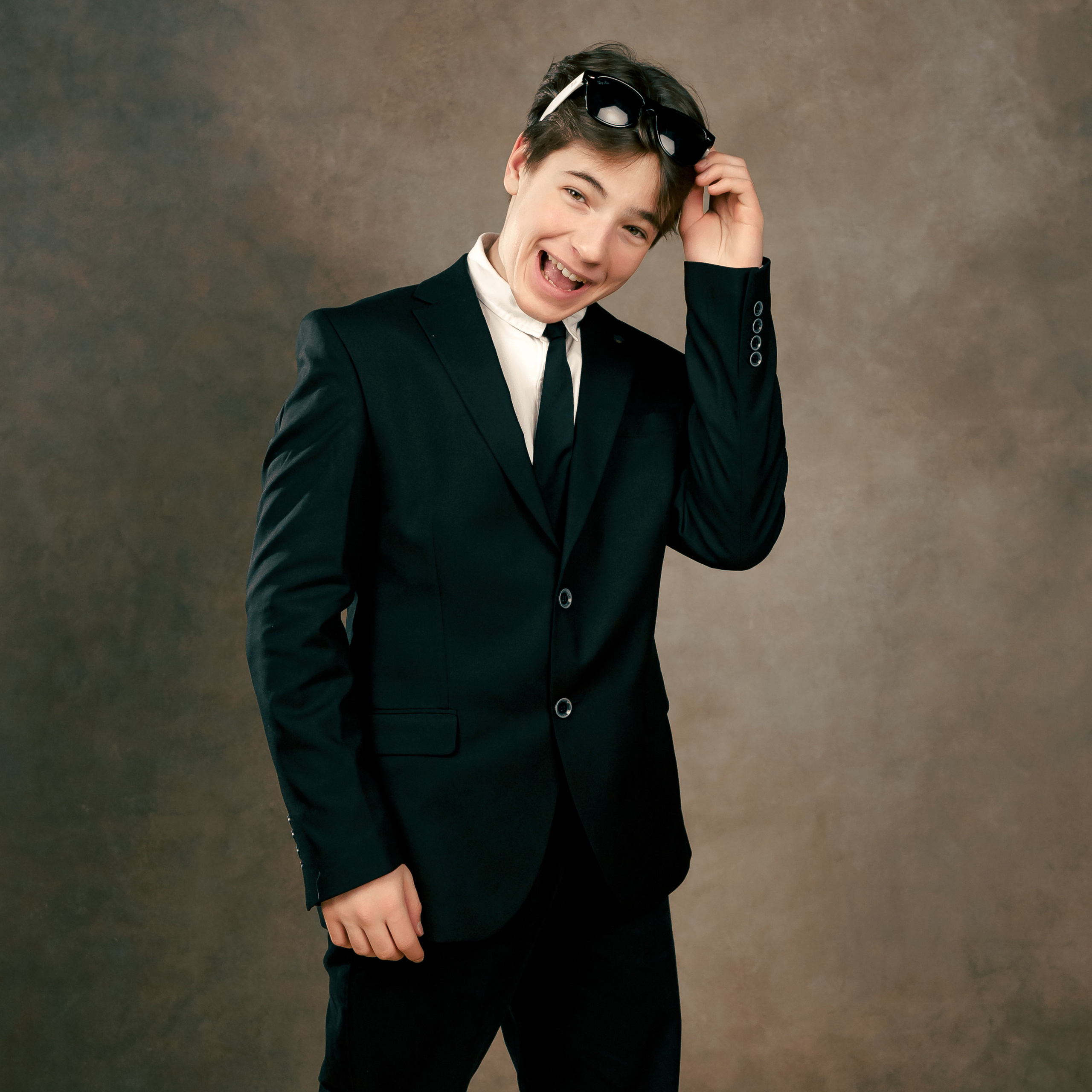 9 класс. Портреты на фоне холста