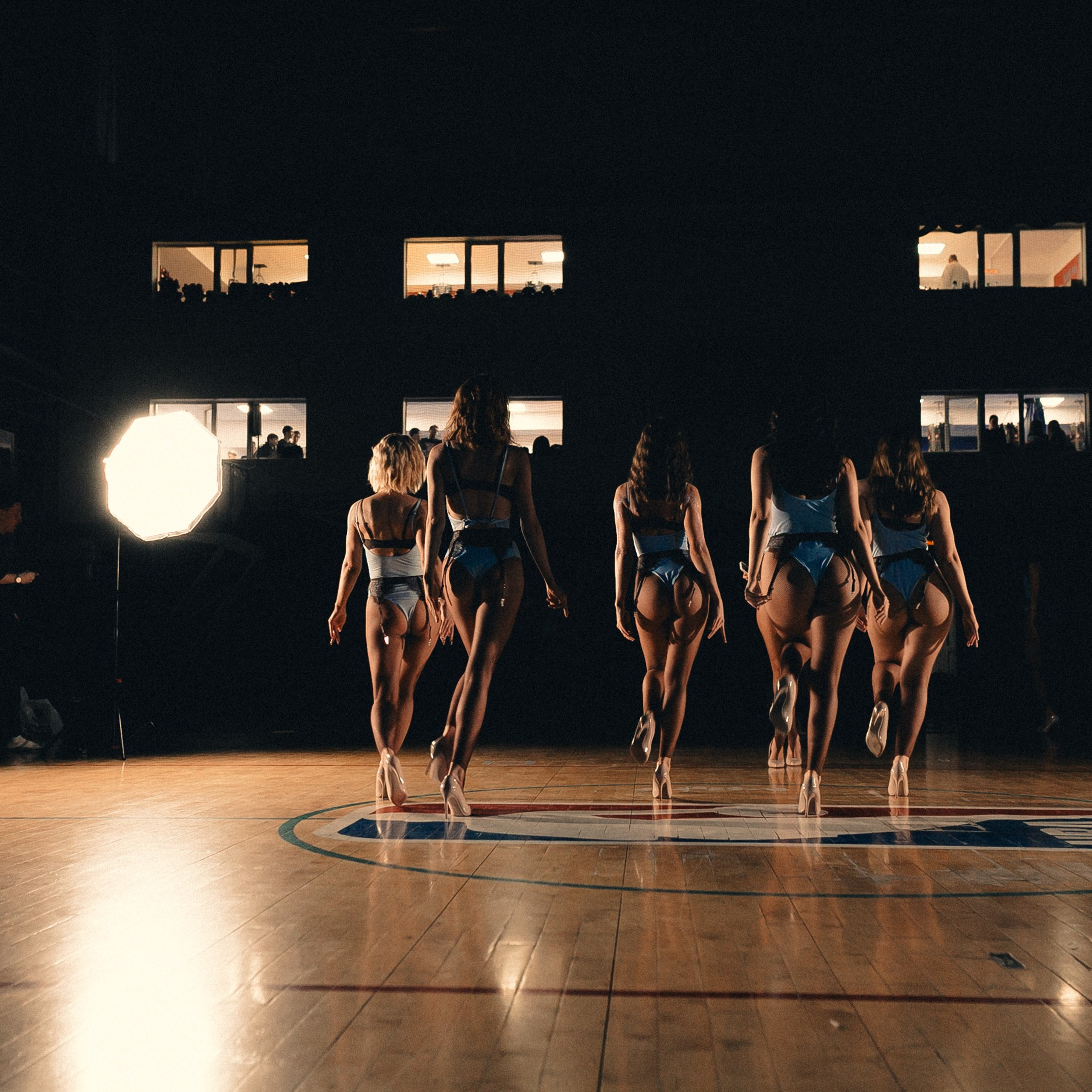 Backstage BLUE BODYSUITS. Фотограф Дарья Феоктистова