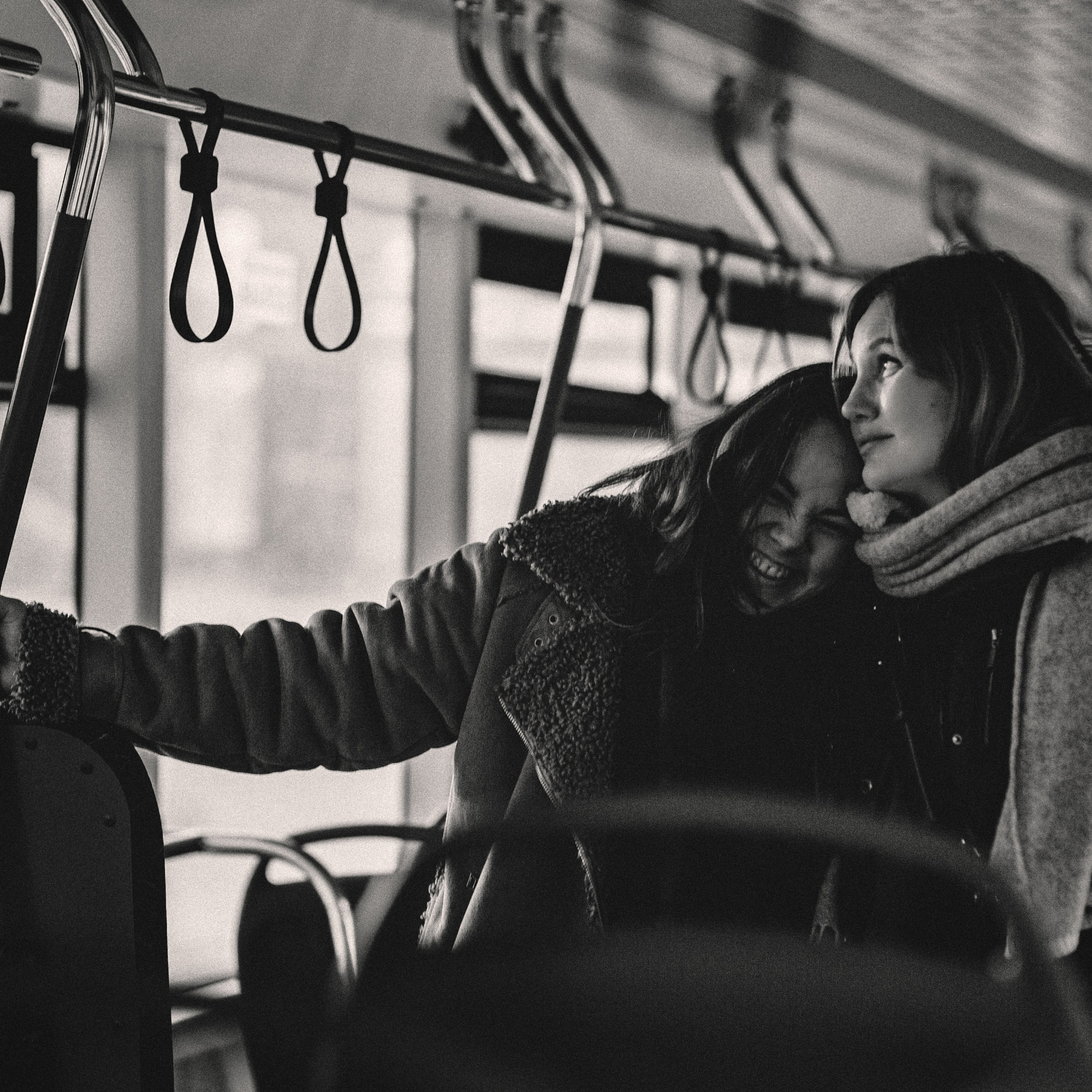 Фотосессия подруг в&nbsp;трамвае