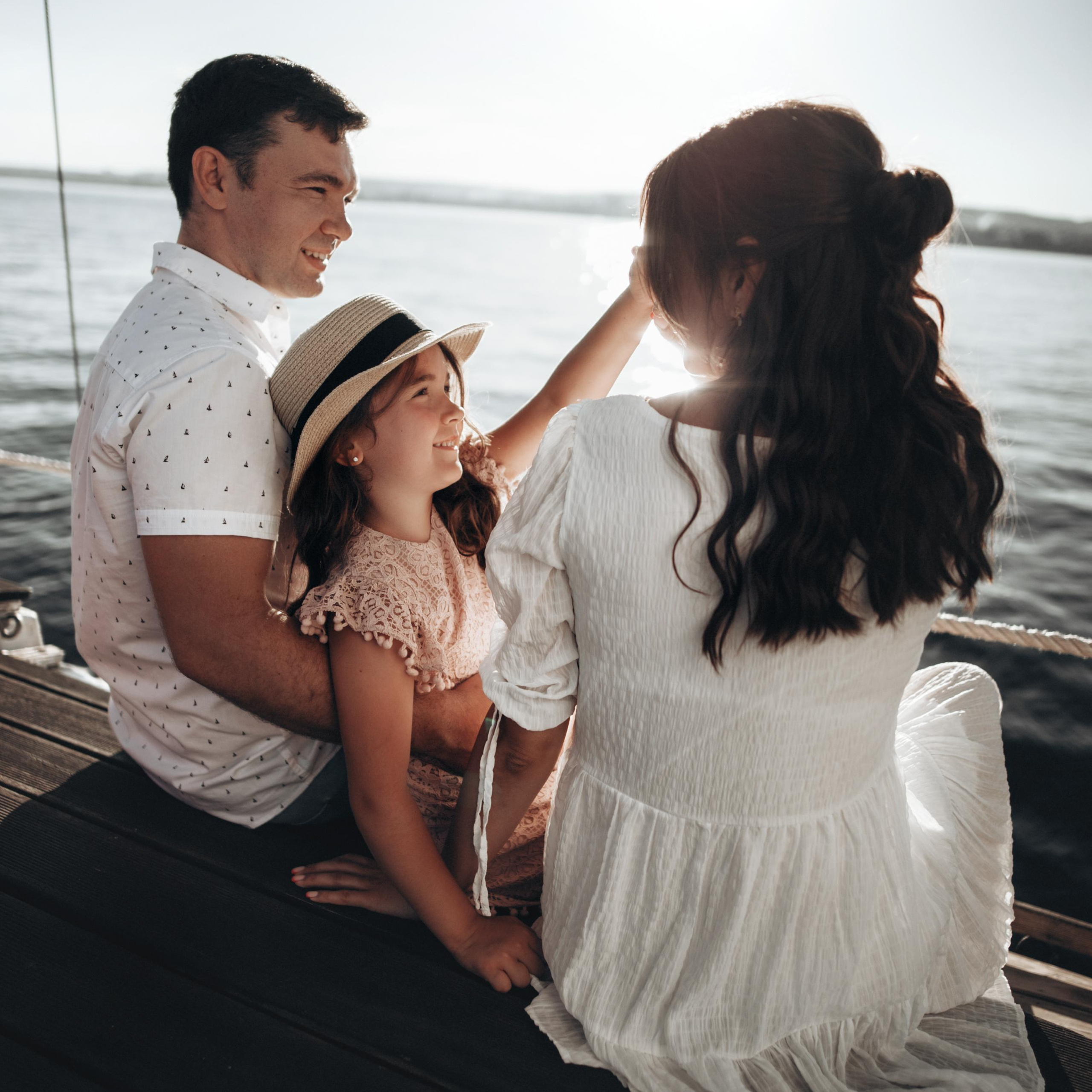 Семья, лето, яхта.