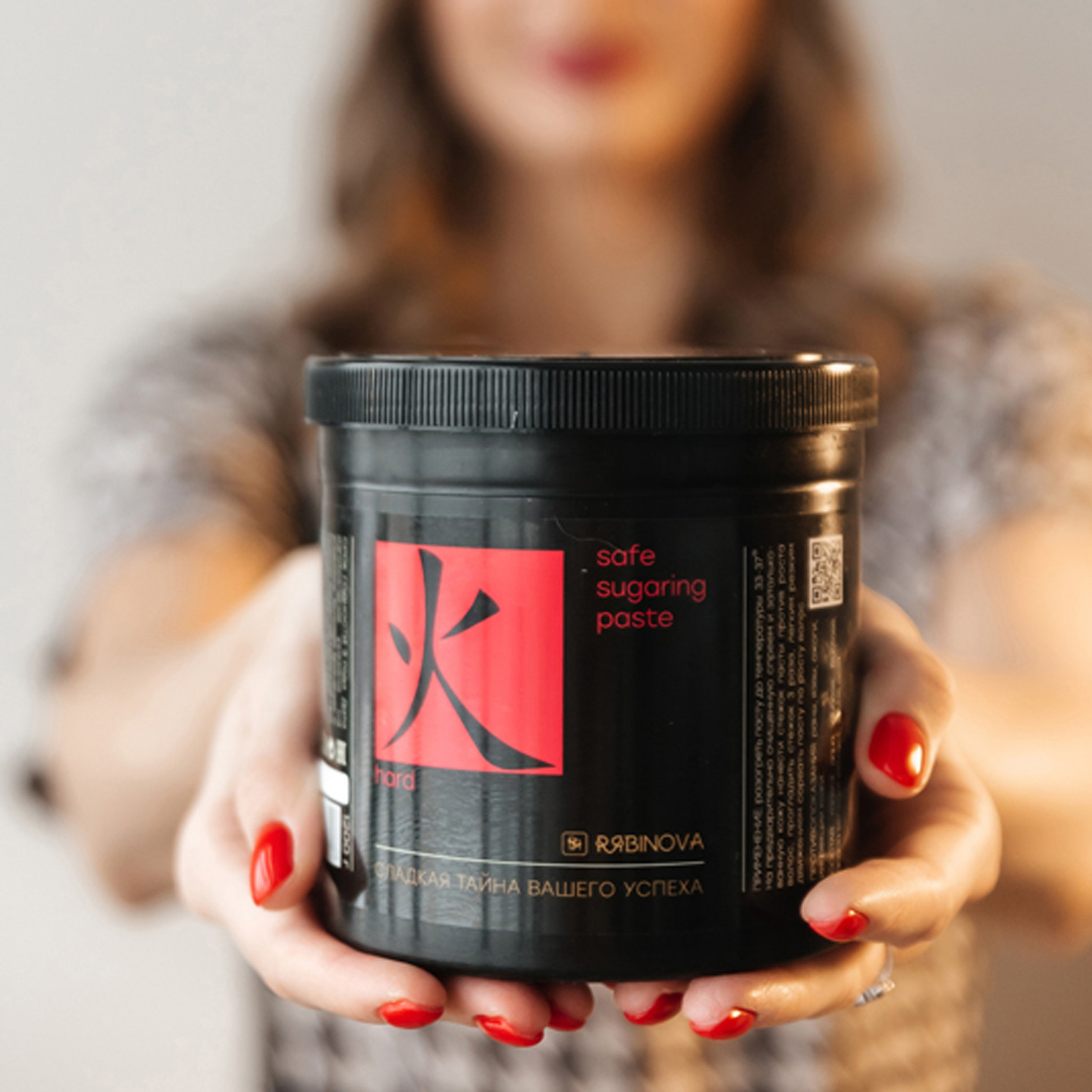 Анна, мастер по шугарингу, и мама