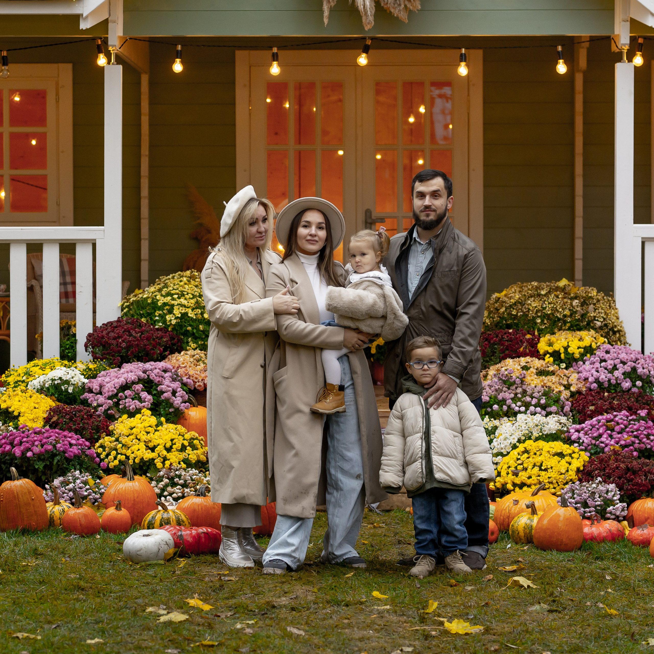 Семейная съёмка осенний домик