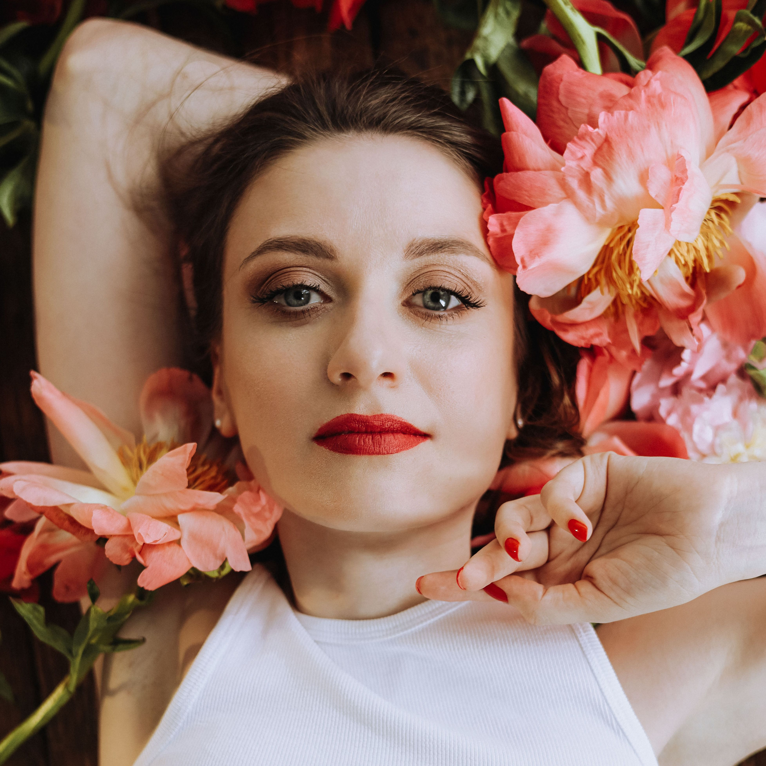 Фотосессия в студии с цветами и естественным светом