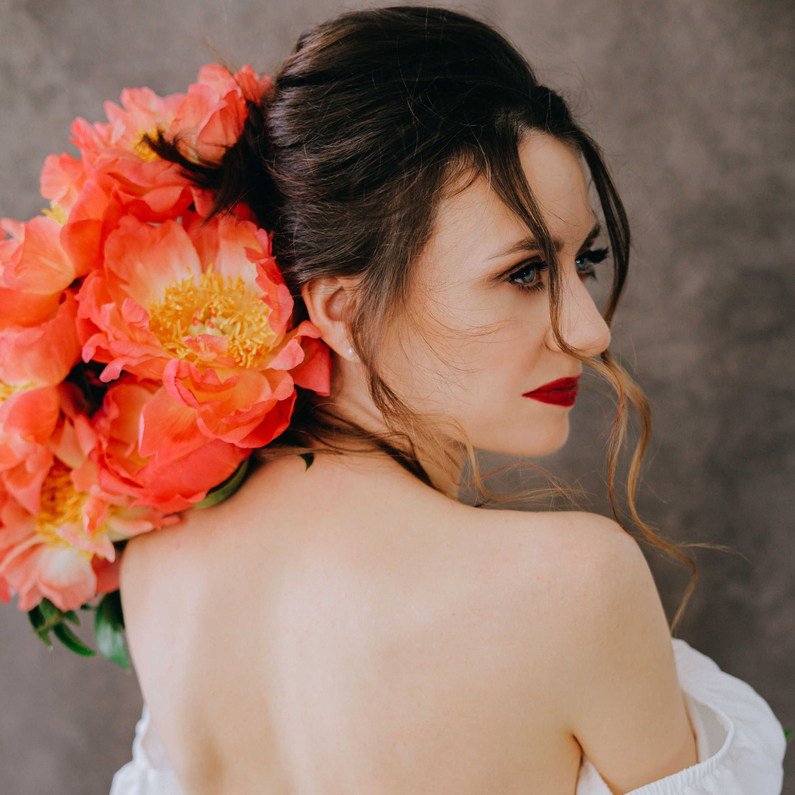 Фото девушки с пионами вечерний яркий макияж