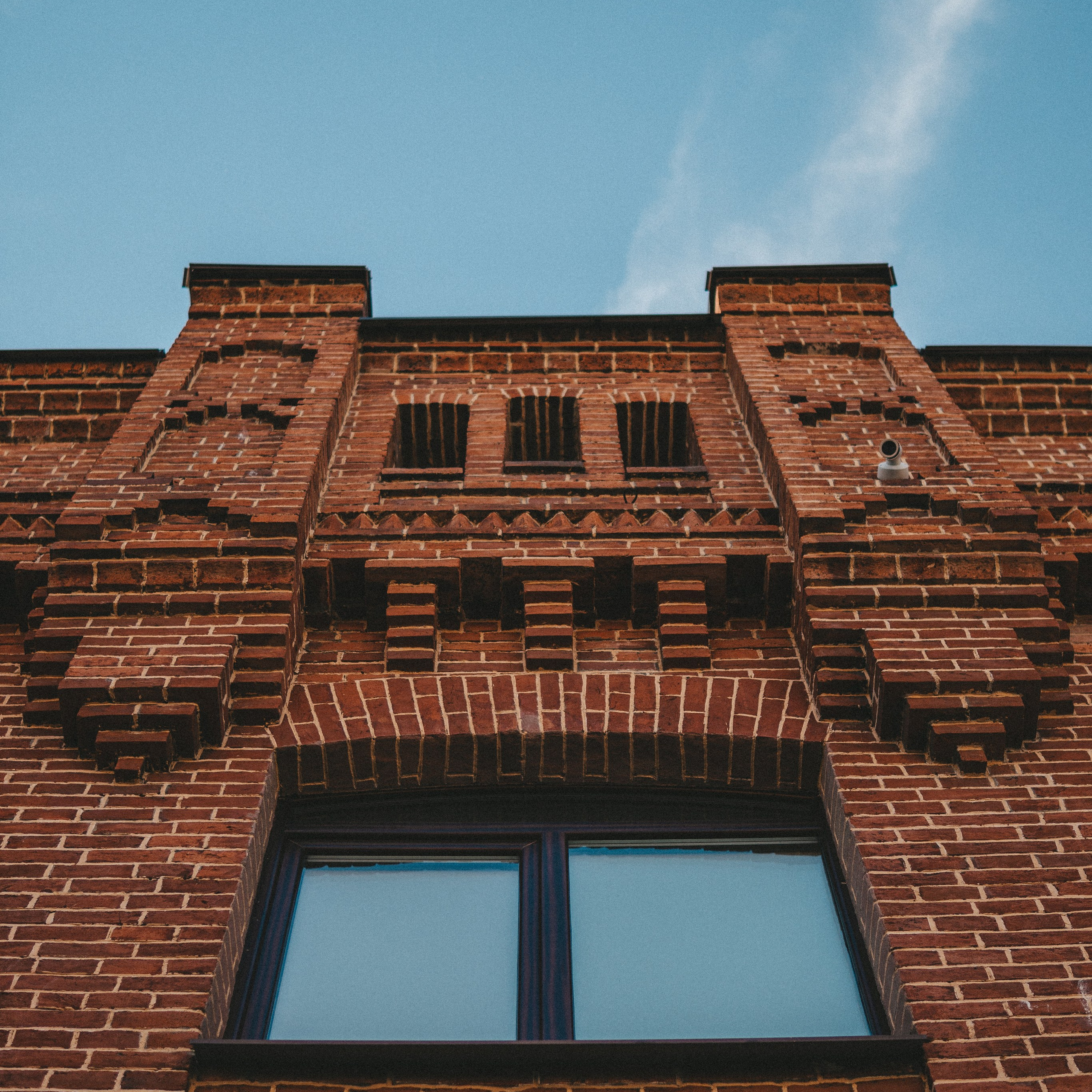 Кирпичное здание вид снизу