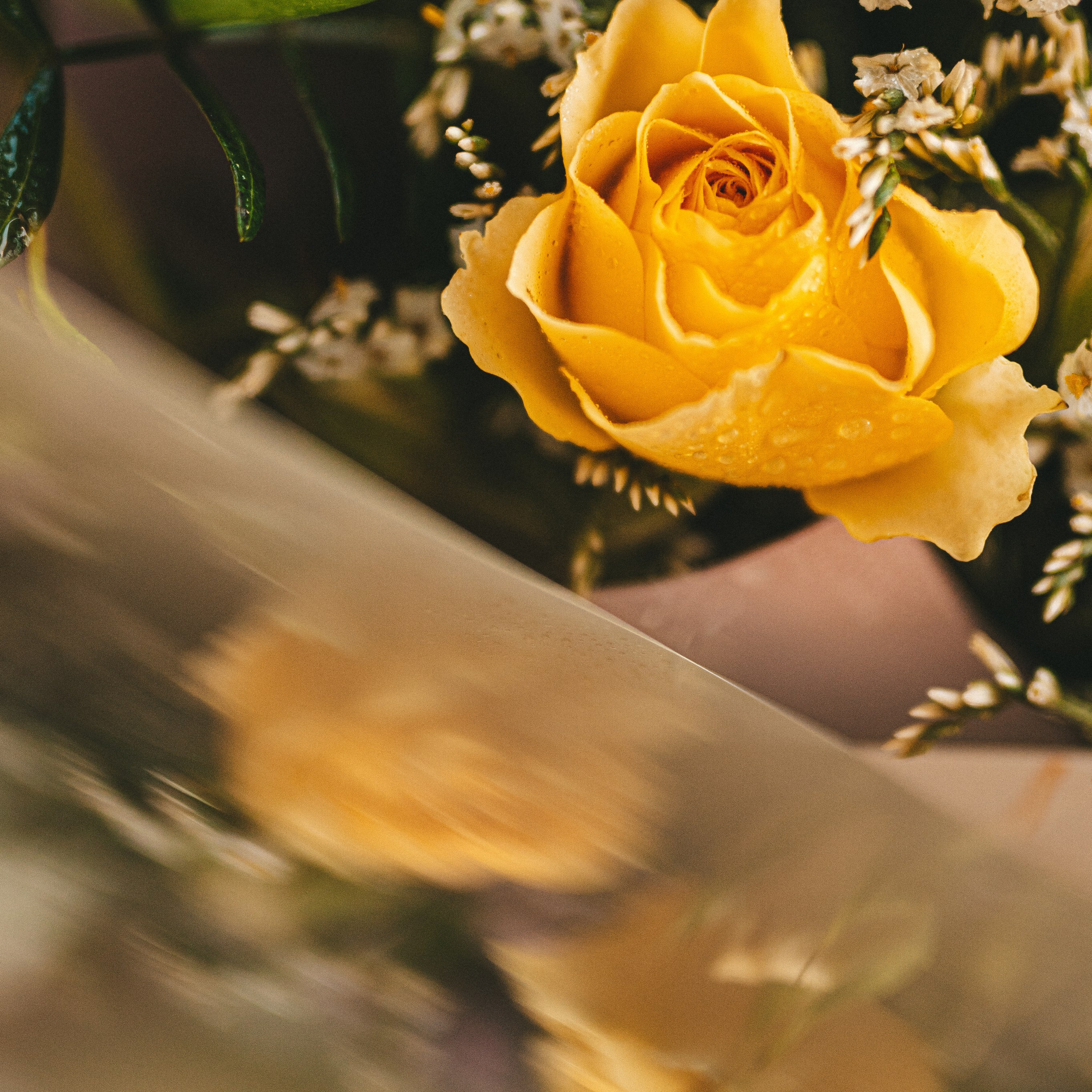 желтые розы в букете