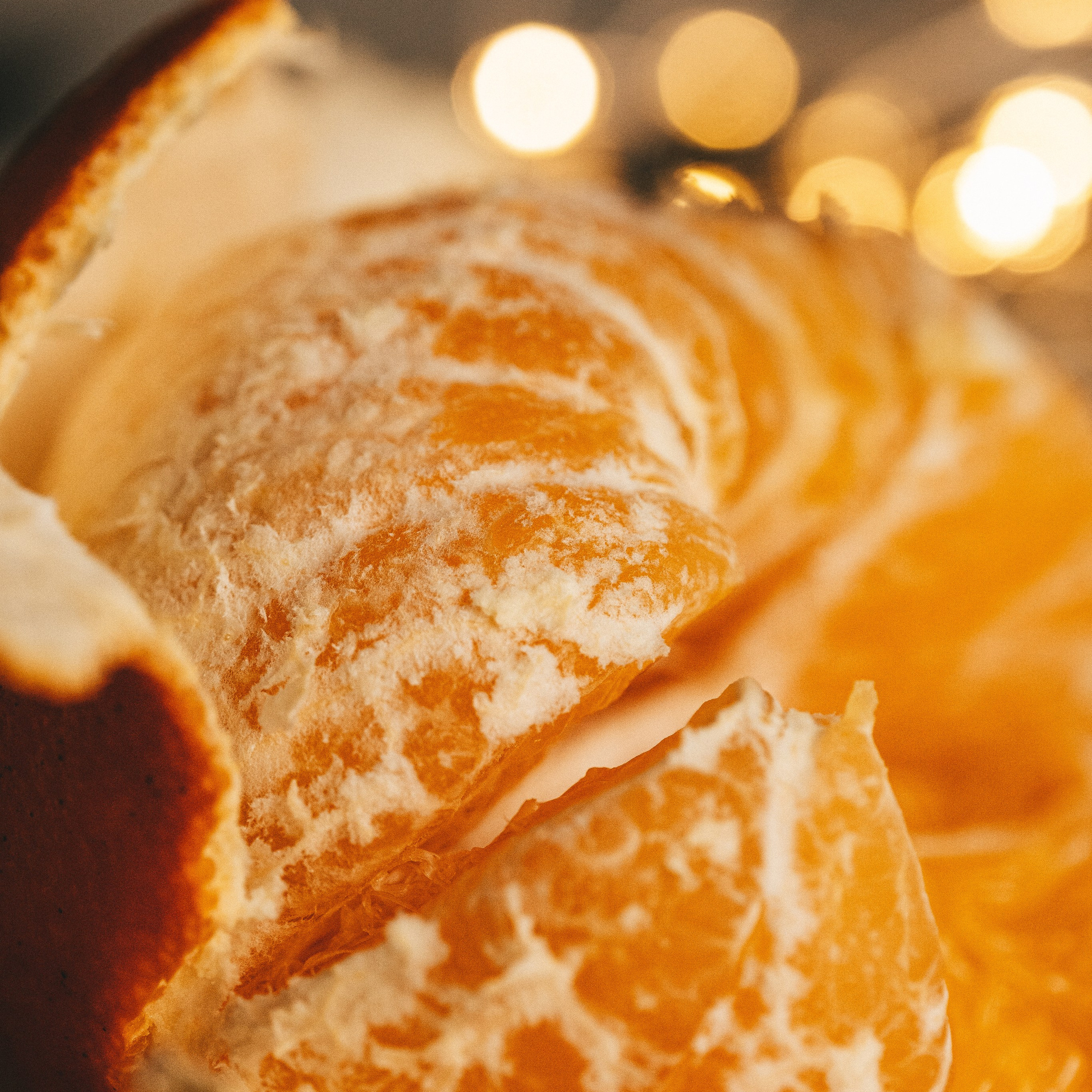 мандарин крупным планом с гирляндой на фоне walpapper