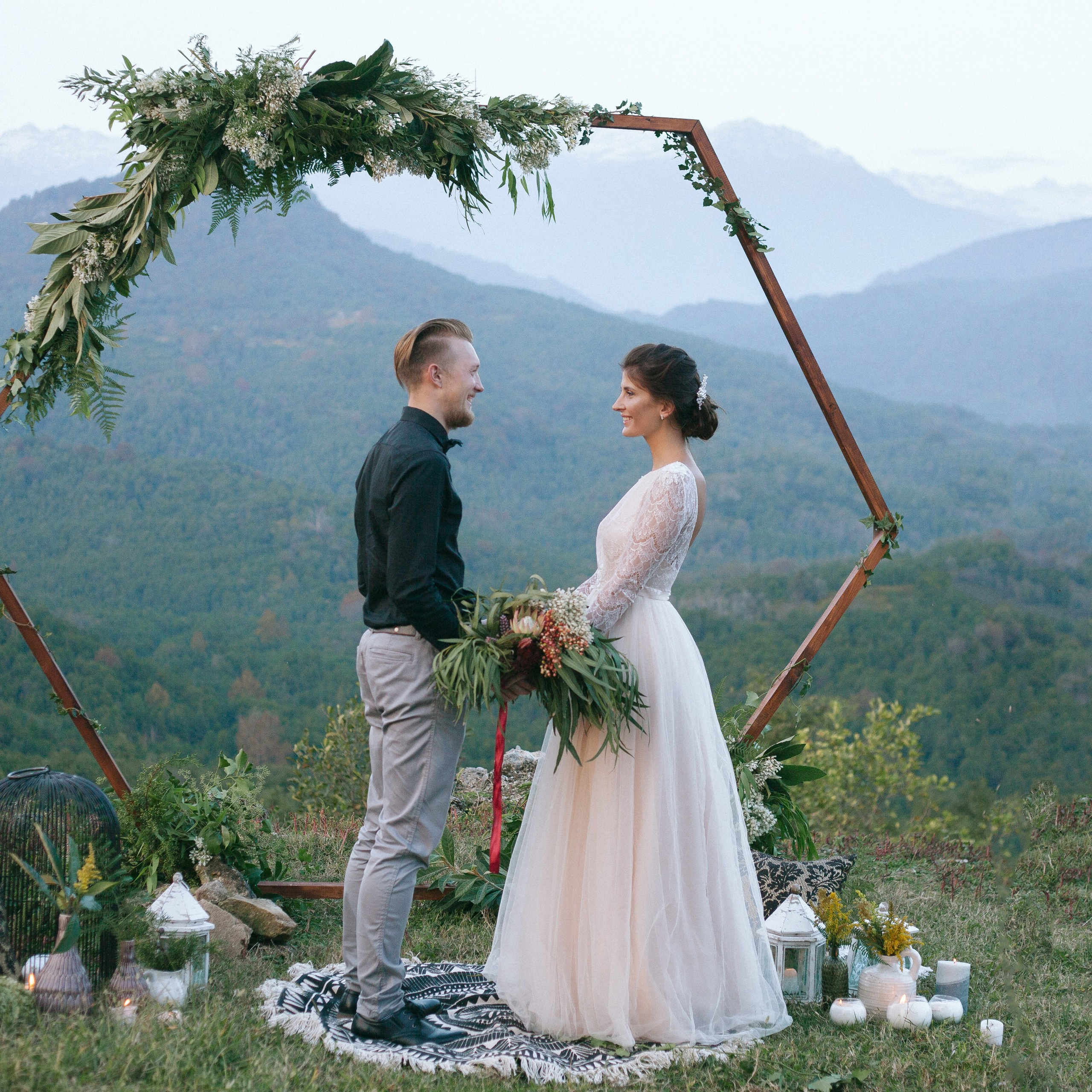 Свадьба у древнего храма