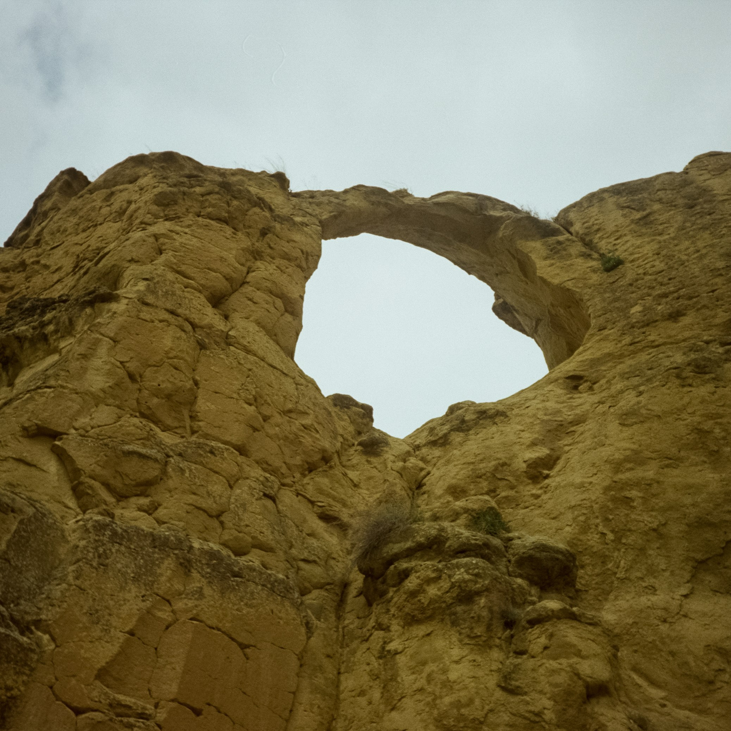 Дорога к Джилы-Су и туманные пейзажи в горах. Гора-кольцо