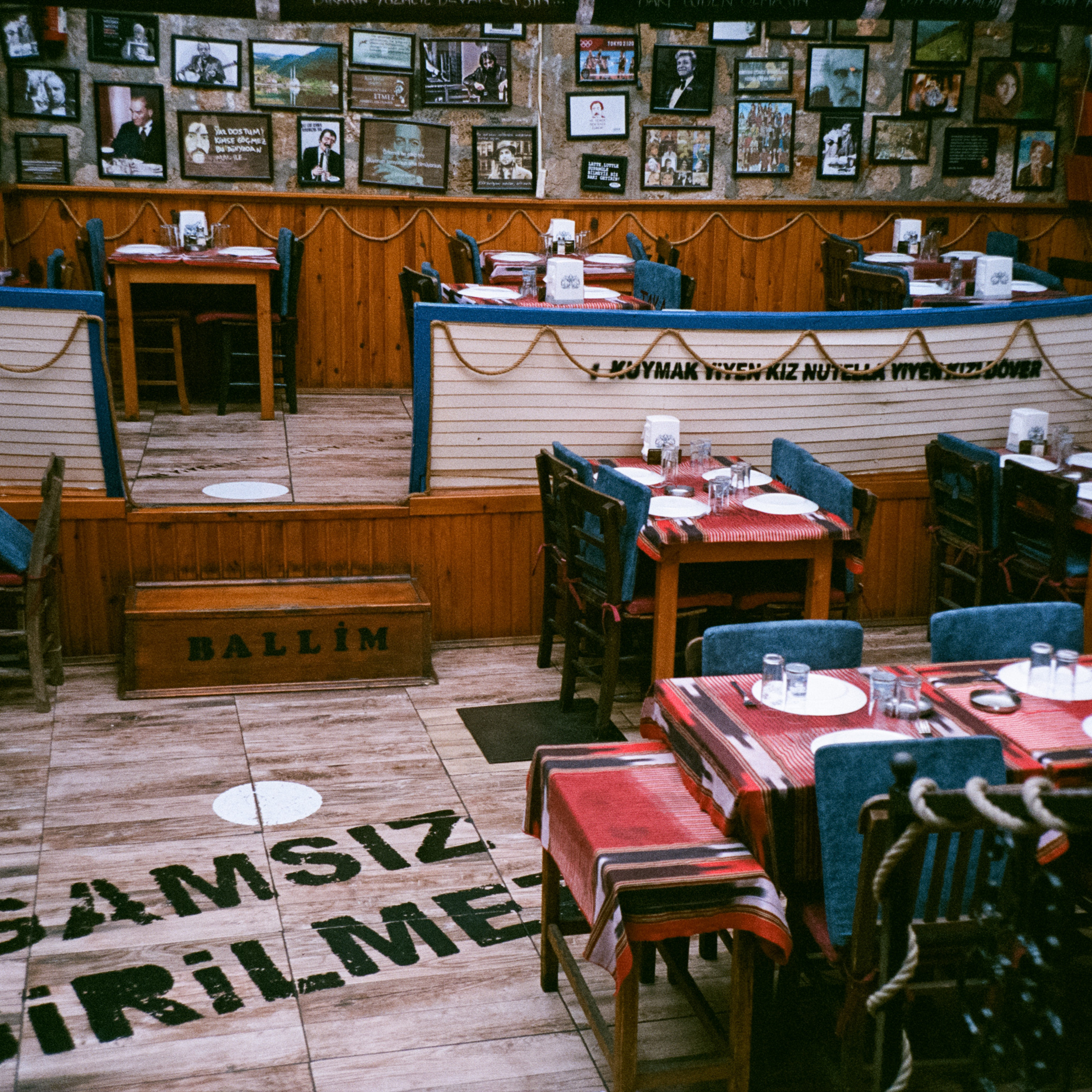 Вечерний город, улочка баров, пальмы и рассвет нового дня