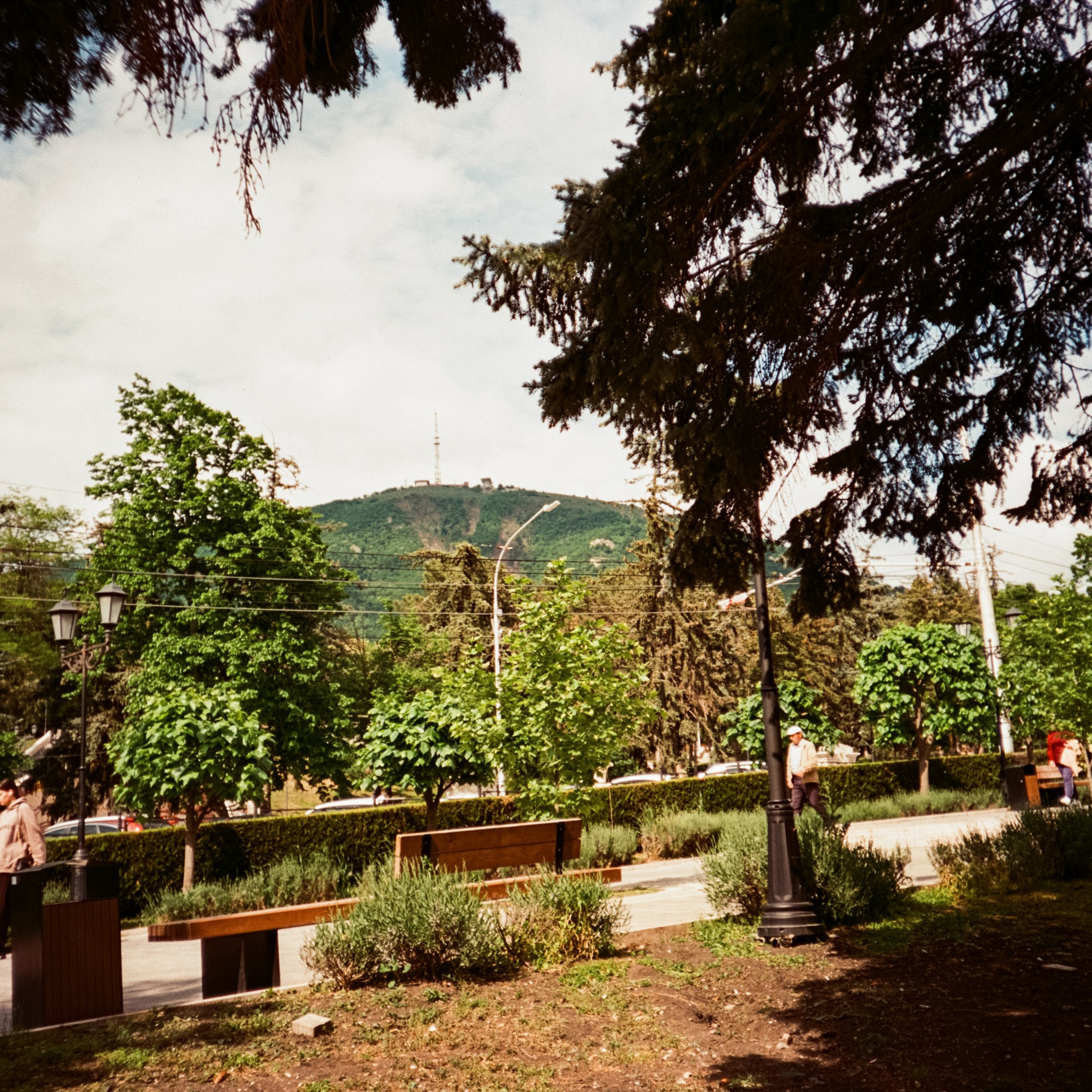 Стрит в солнечном Пятигорске. Парк Победы и Новопятигорское озеро