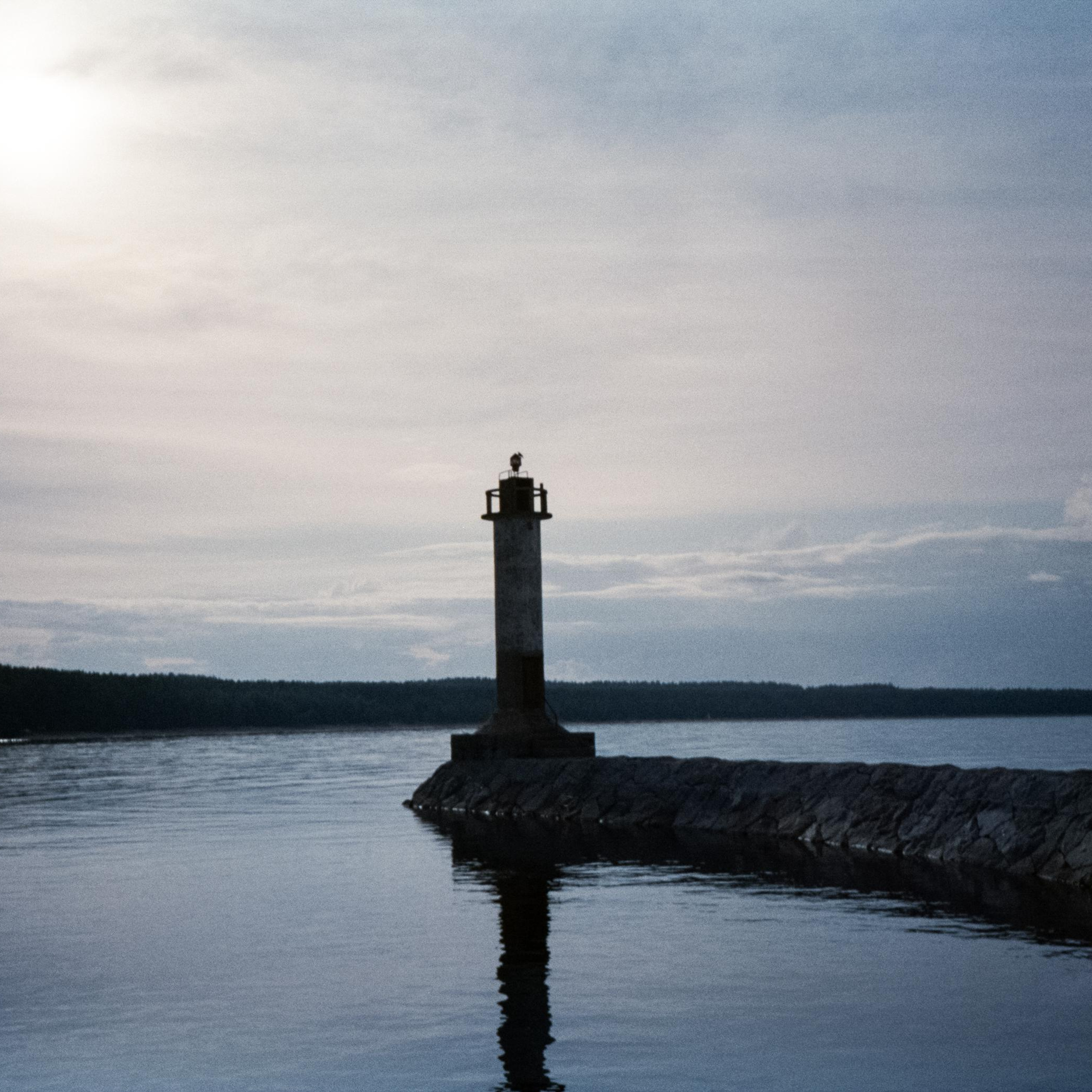 Маяк Вуохенсало в Golden Hour и озеро Отрадное на рассвете