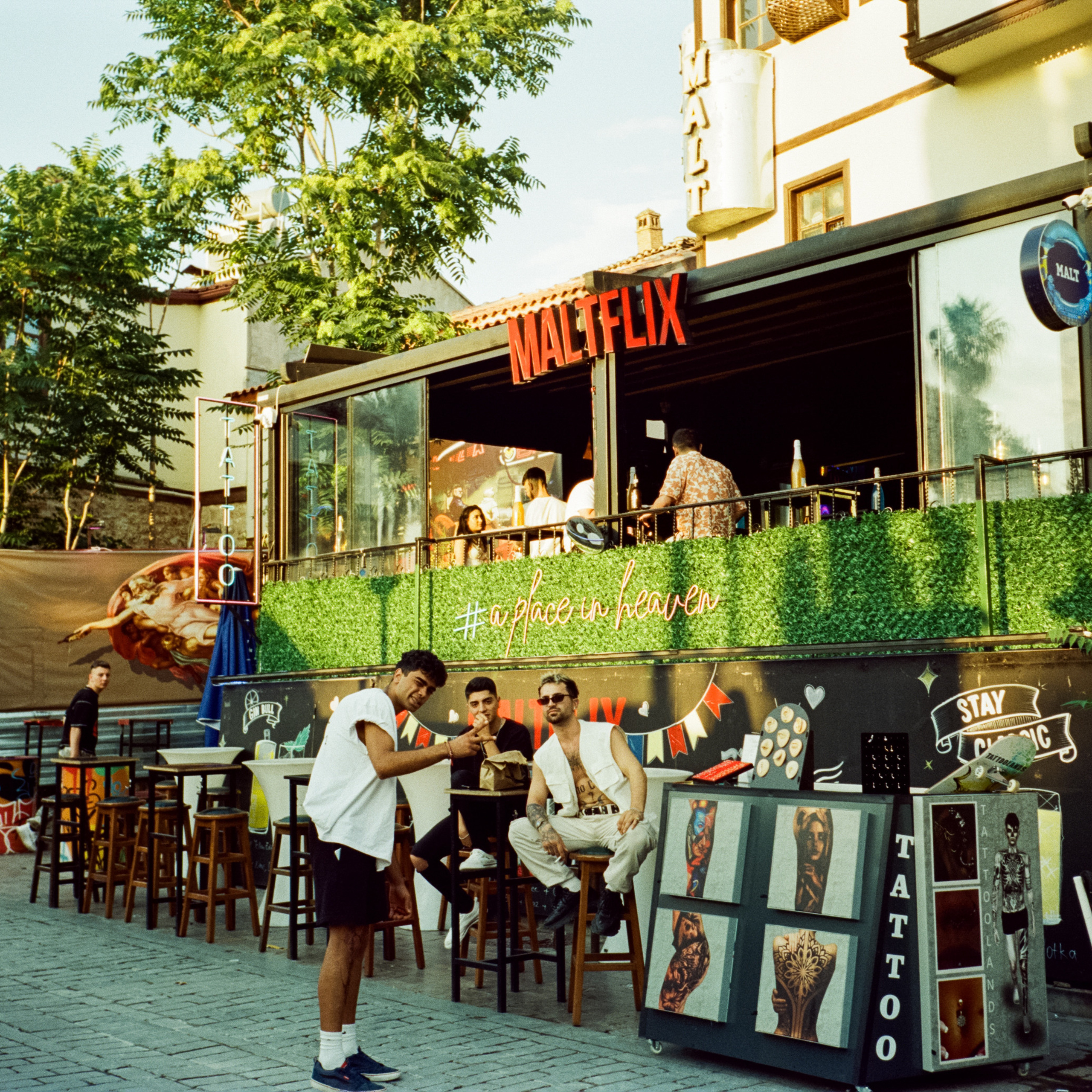 Атмосфера старого города, улочки и кафе Калеичи