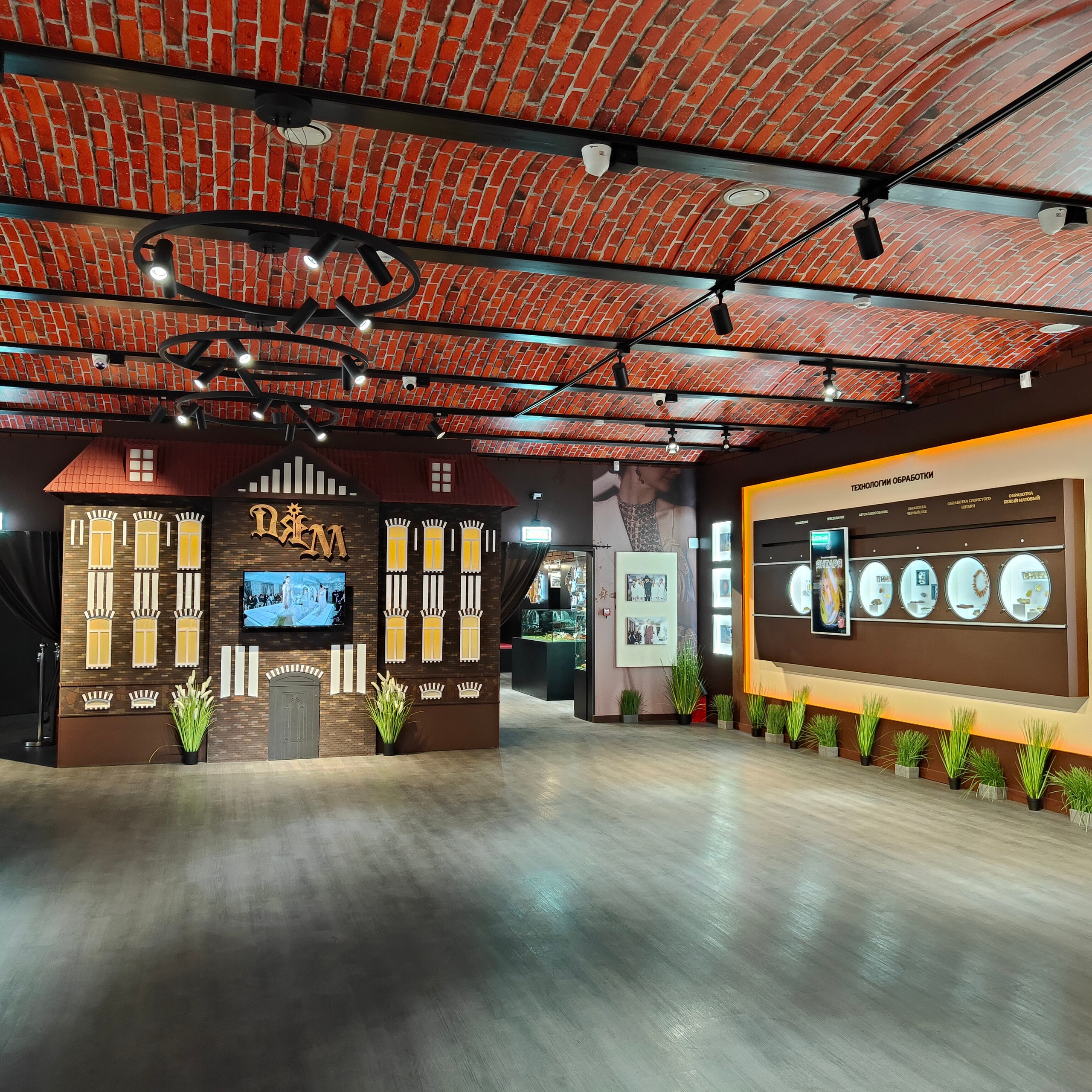 День в Янтарном: выставка янтаря, кофейня Новое место и пляж Анна. Фотограф-документалист Мария Осокина