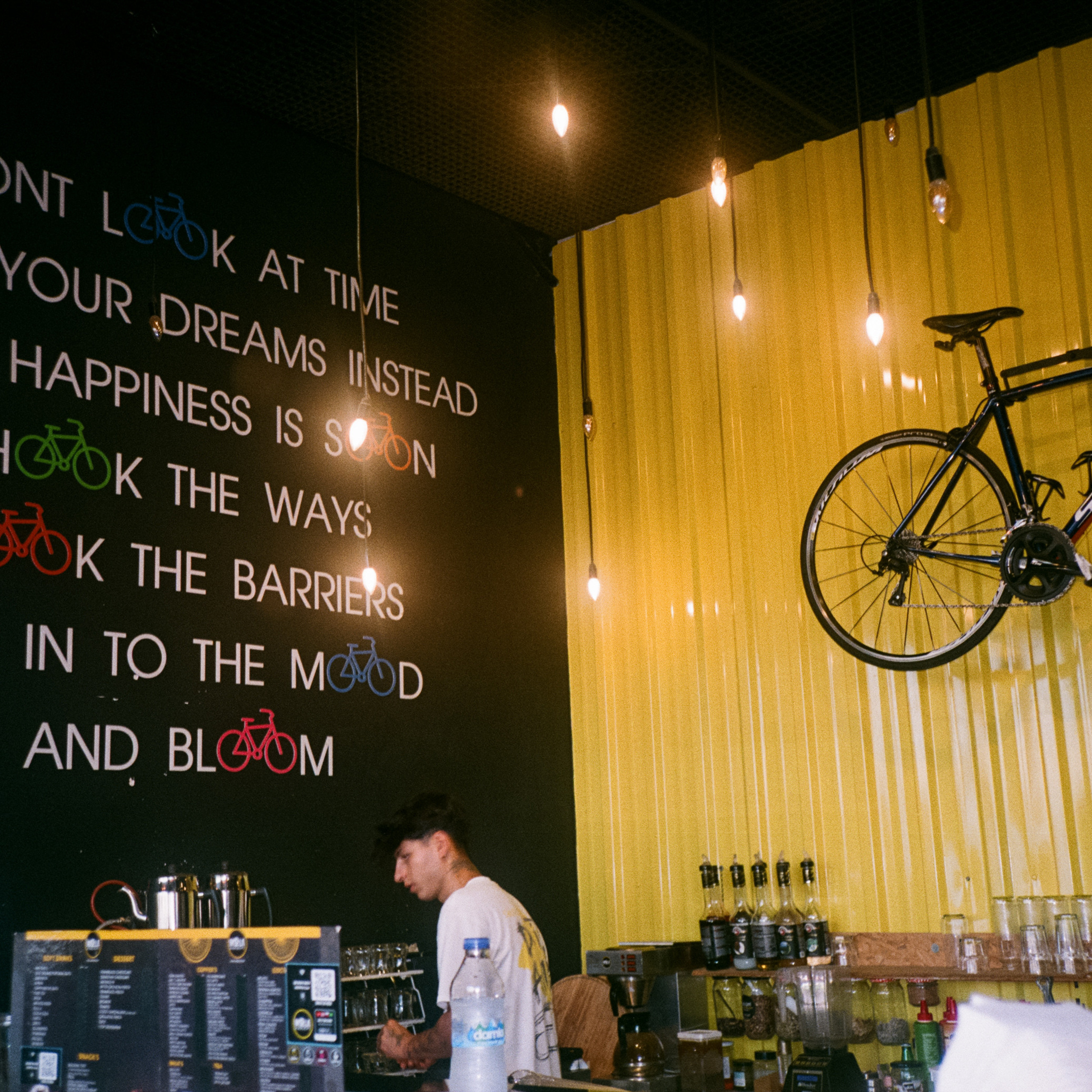 Вечерний вайб, кафе и кофейни, атмосфера, море и местные жители