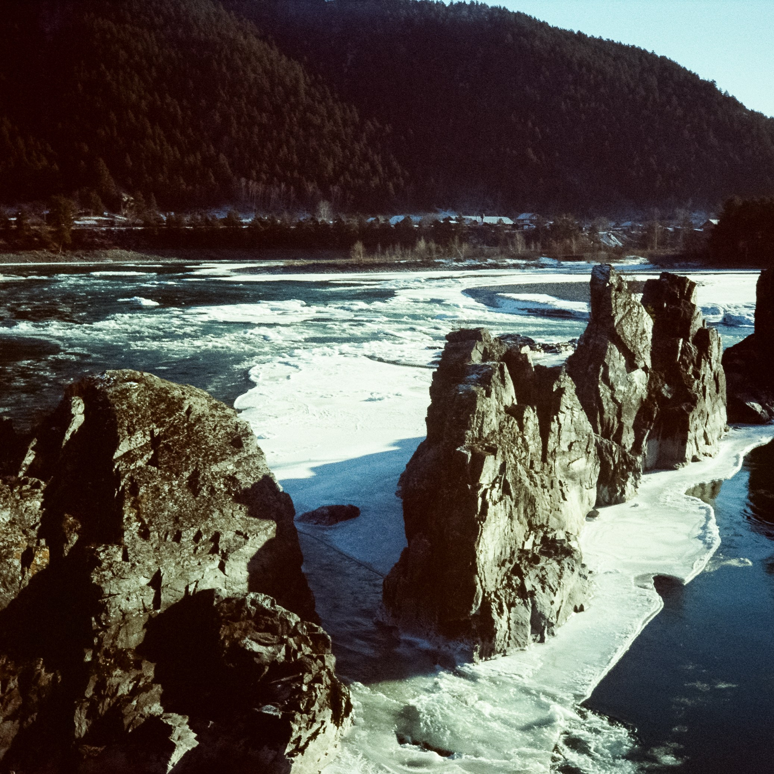 Мост над скалами Зубы Дракона и яркая синева зимней Катуни