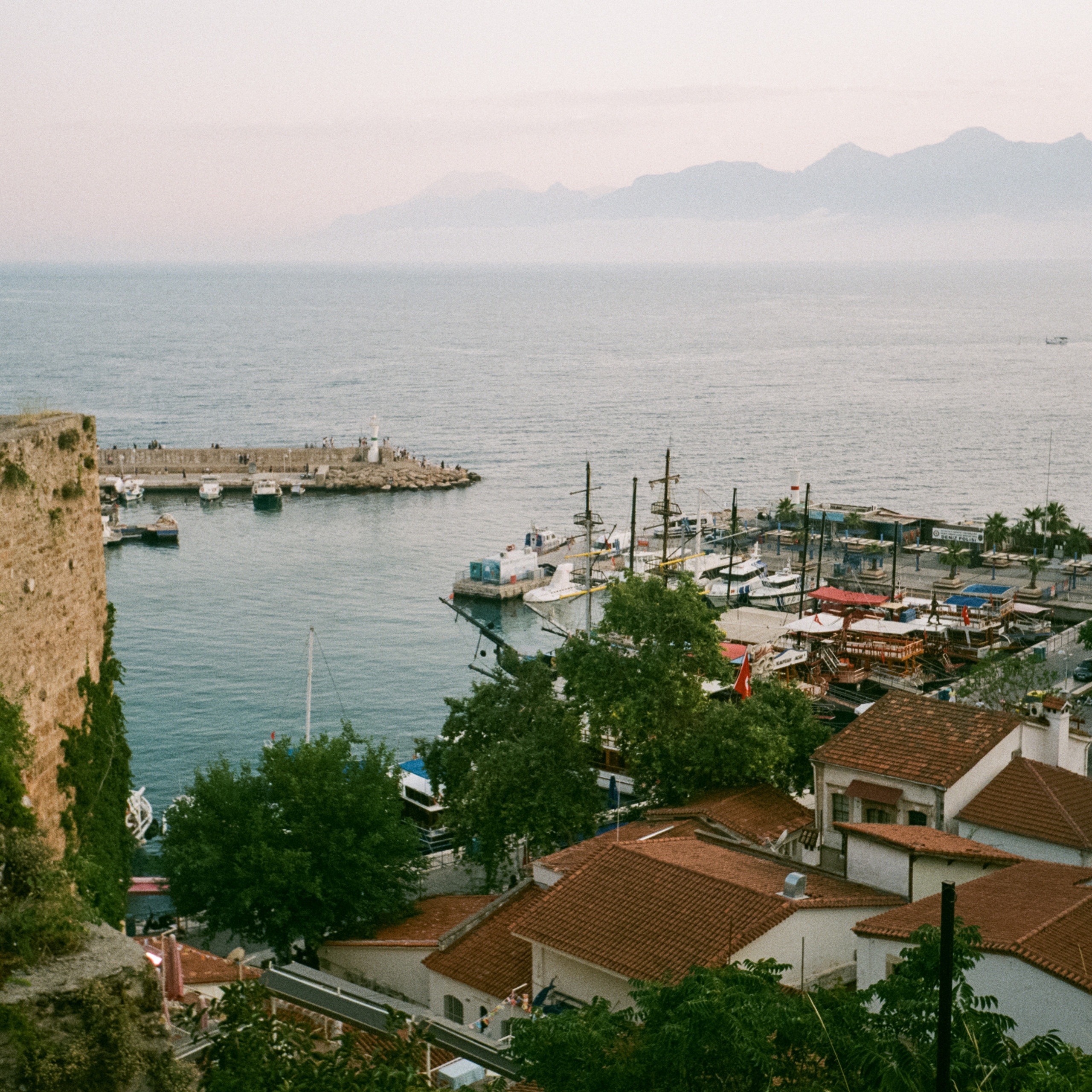 Смотровая площадка, виды на город и порт Калеичи