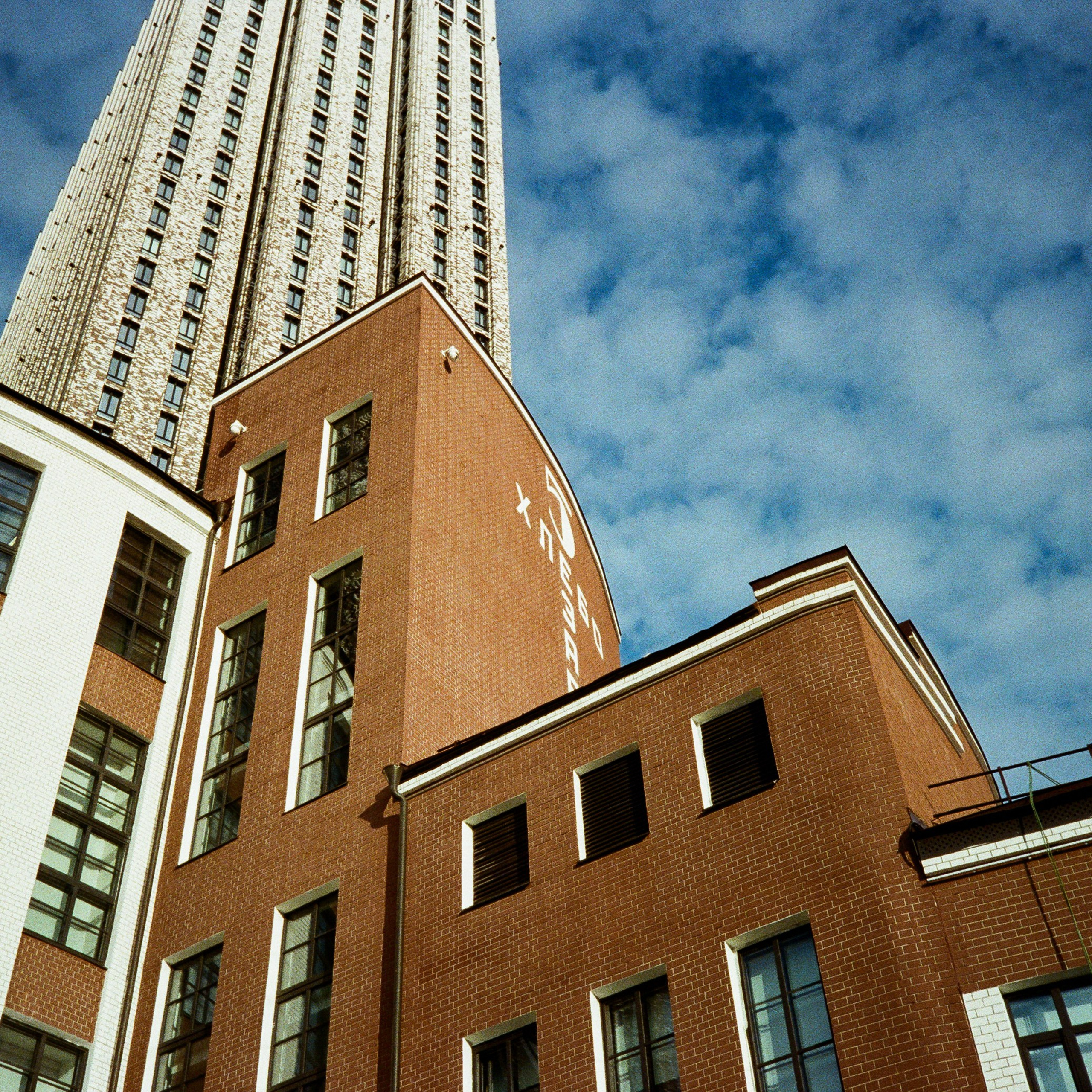 Пространство конструктивизма. Зотов центр и Пресня-сити