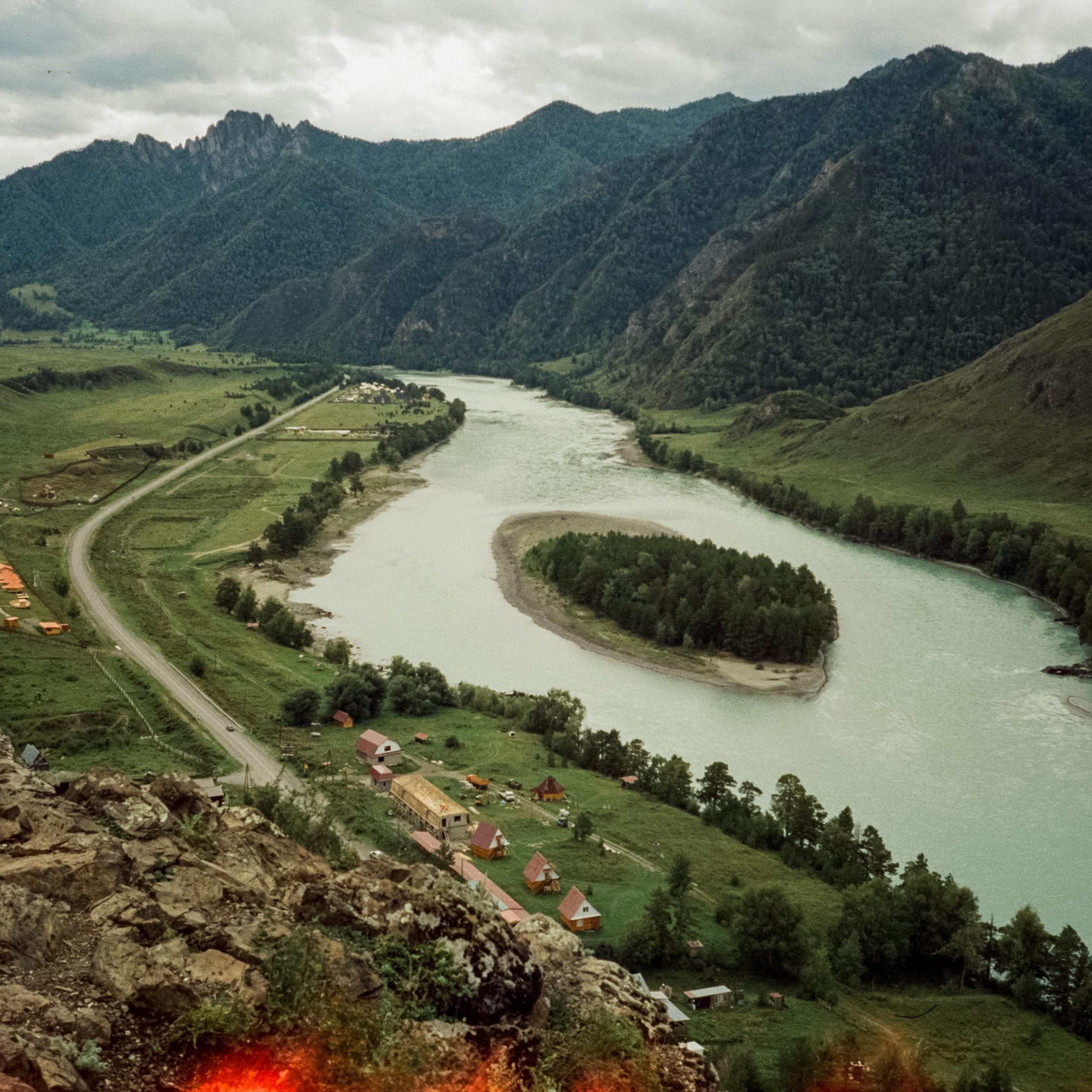 Урочище Чечкыш. Виды на Заячий остров и Разбитое сердце Катуни. Водопад и родник