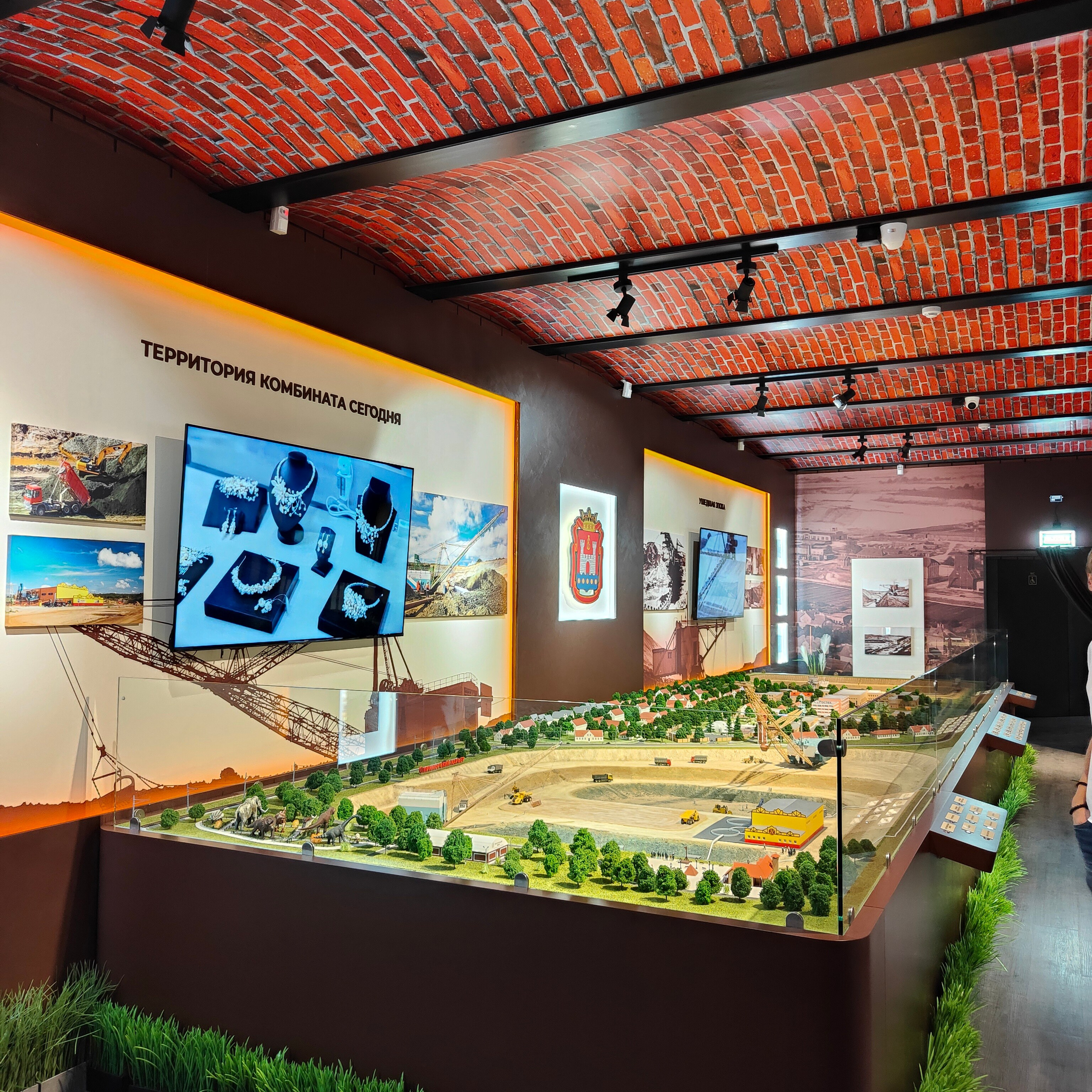 День в Янтарном: выставка янтаря, кофейня Новое место и пляж Анна. Фотограф-документалист Мария Осокина