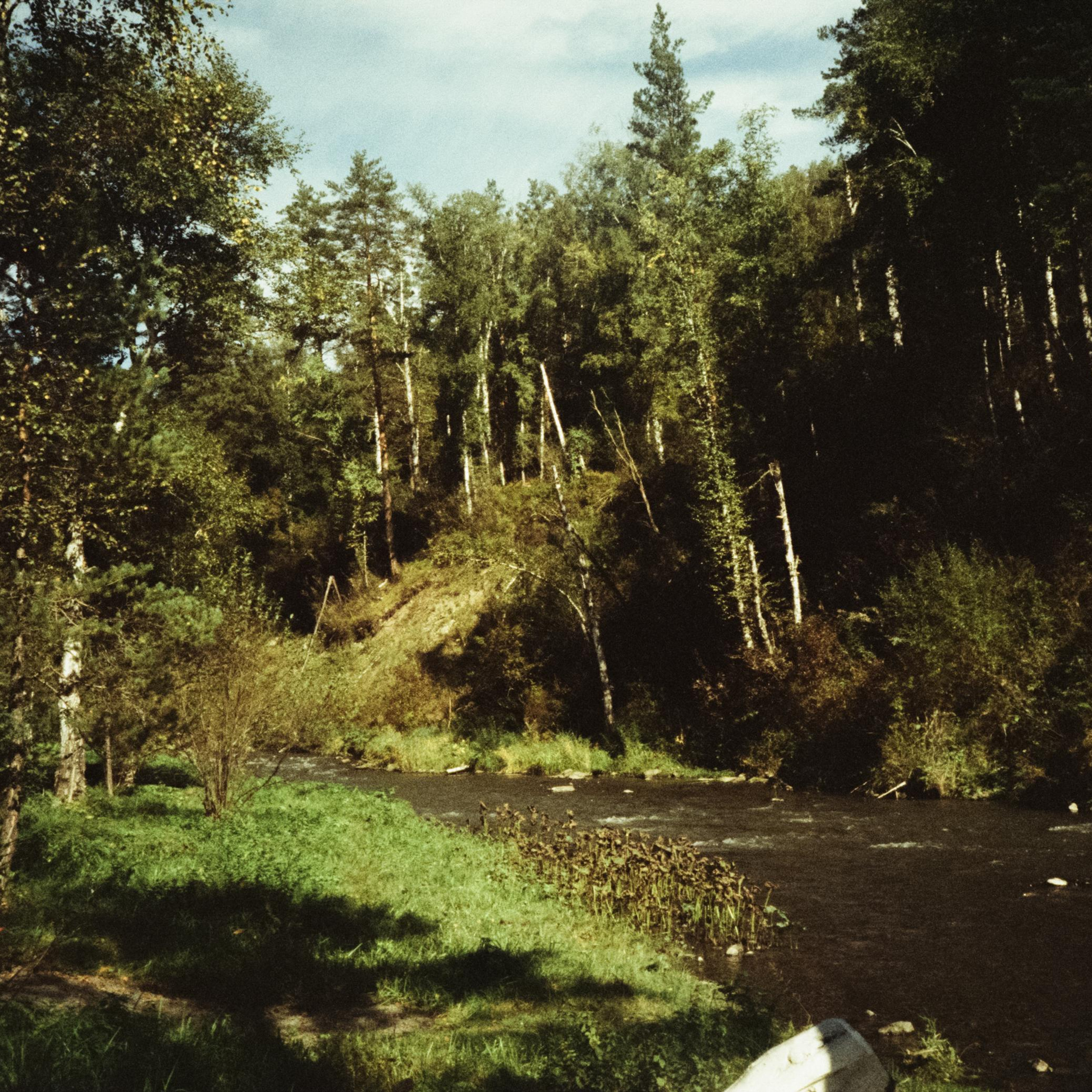 Дорога вдоль горной реки Куюм и база Благодать