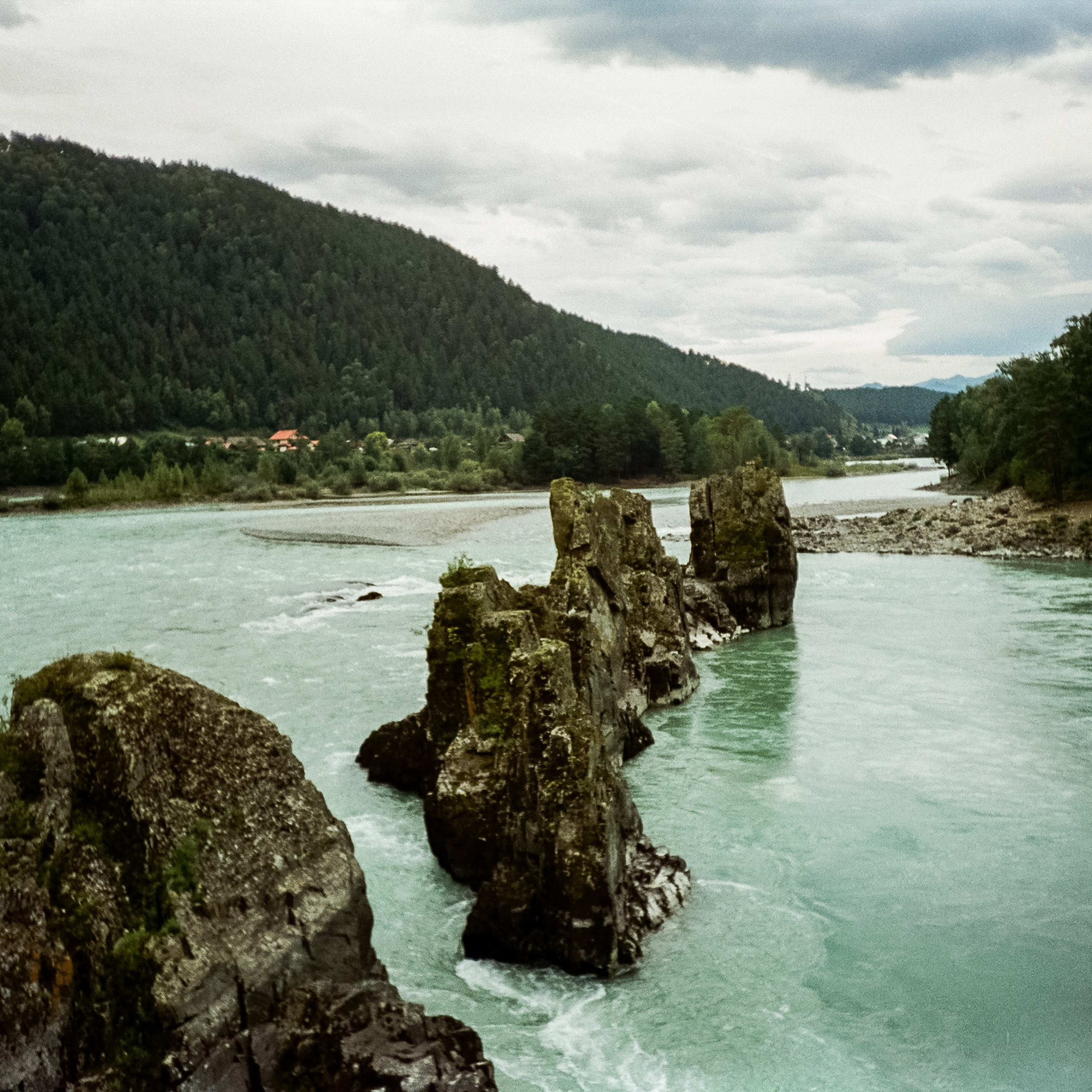 Зубы Дракона. Подвесной мост, скалы и Катунь