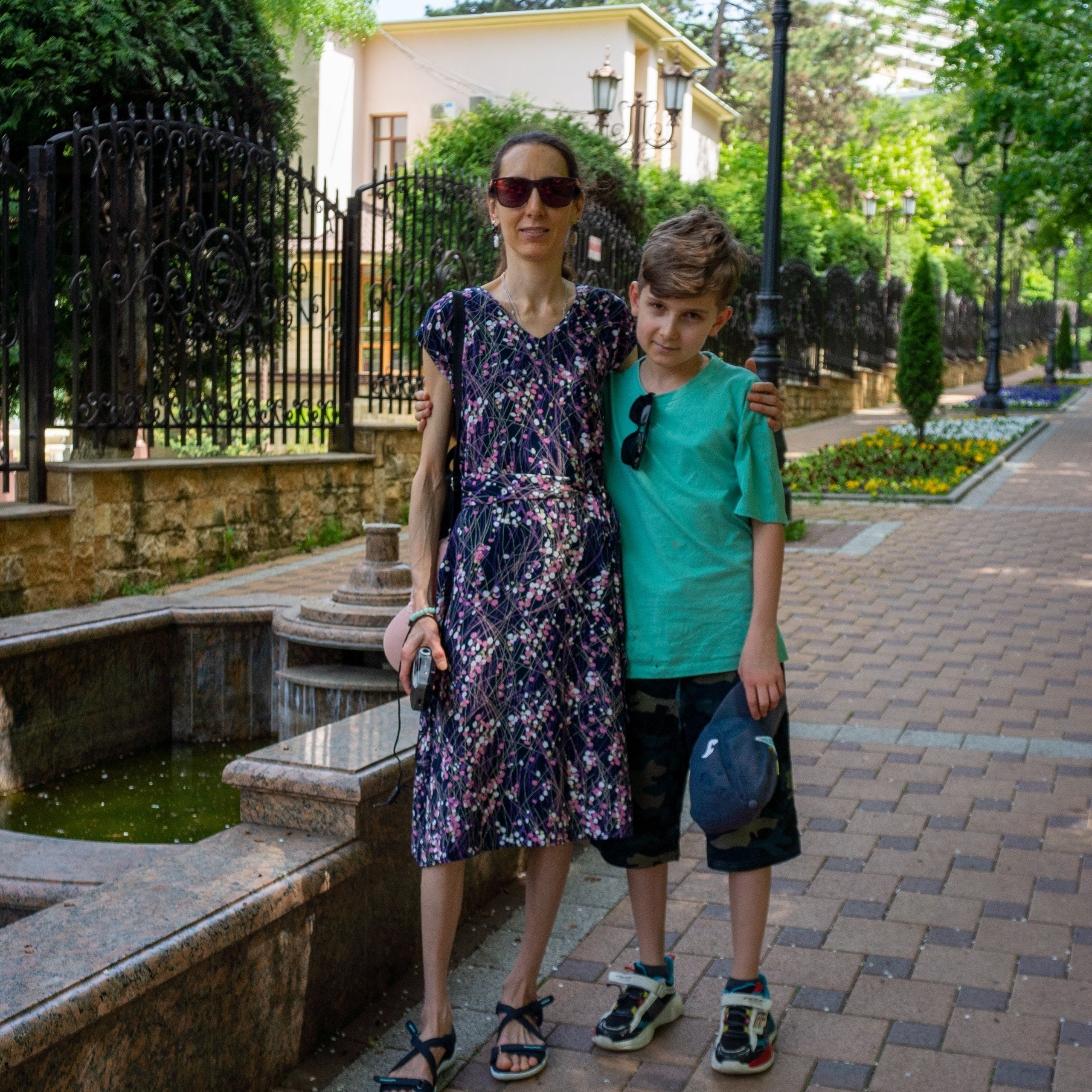 Прогулка по Курортному проспекту и Чебурашка. Кисловодск. Фотограф-документалист Мария Осокина