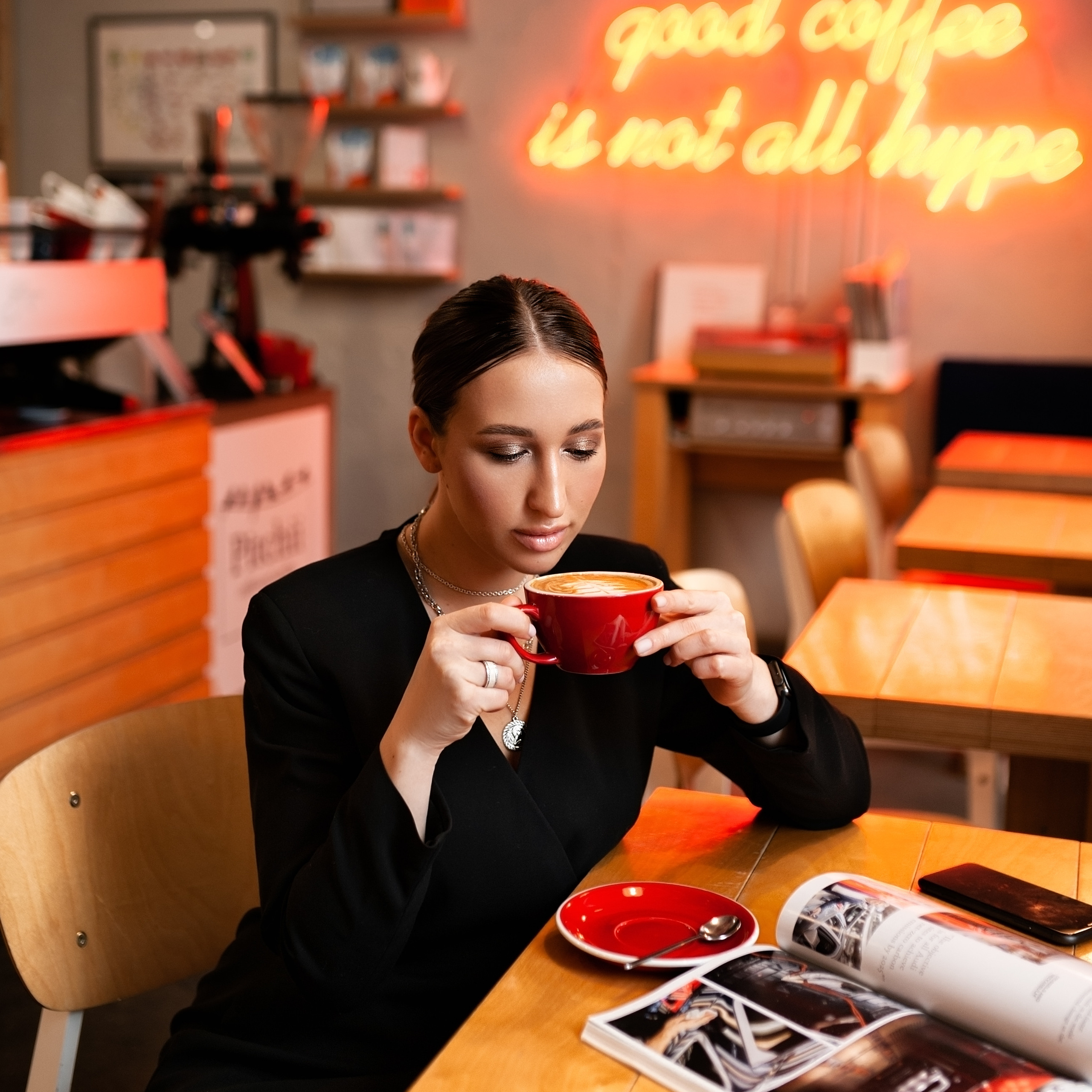 Катя. В кафе