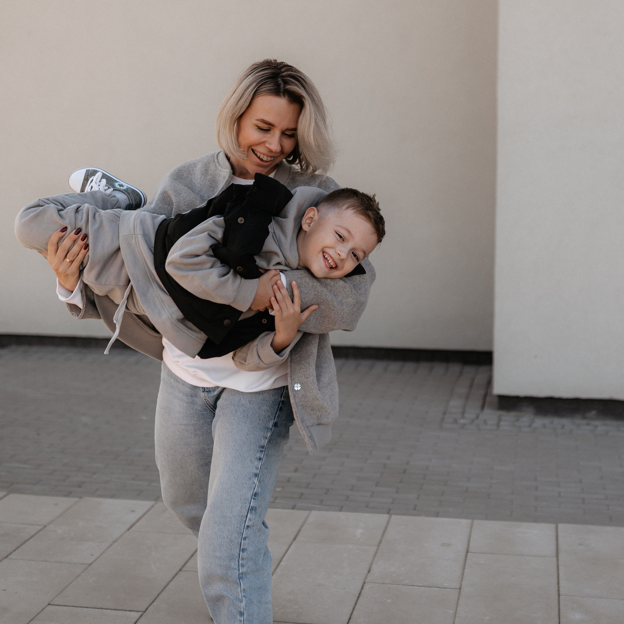 Городская прогулка мамы и сына