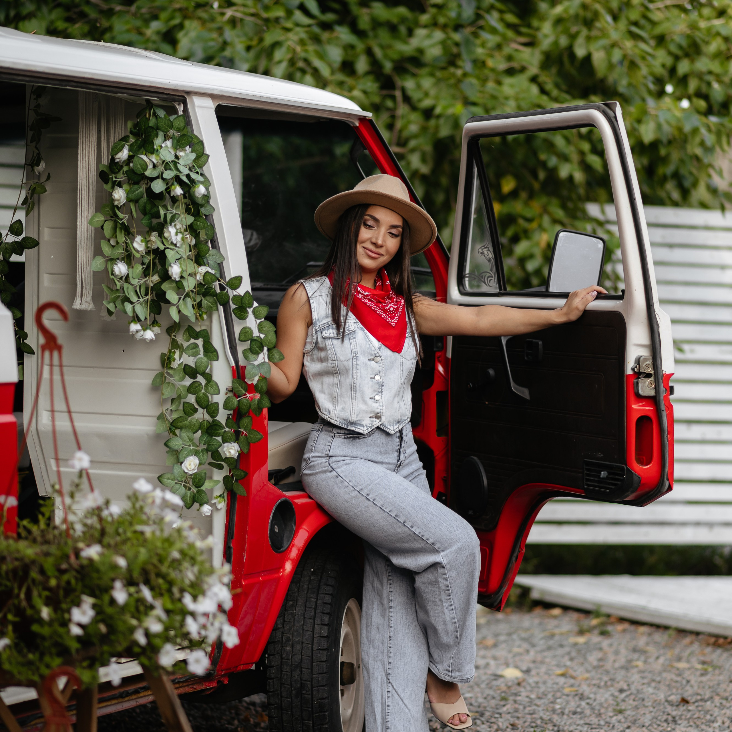 С красным минивэном