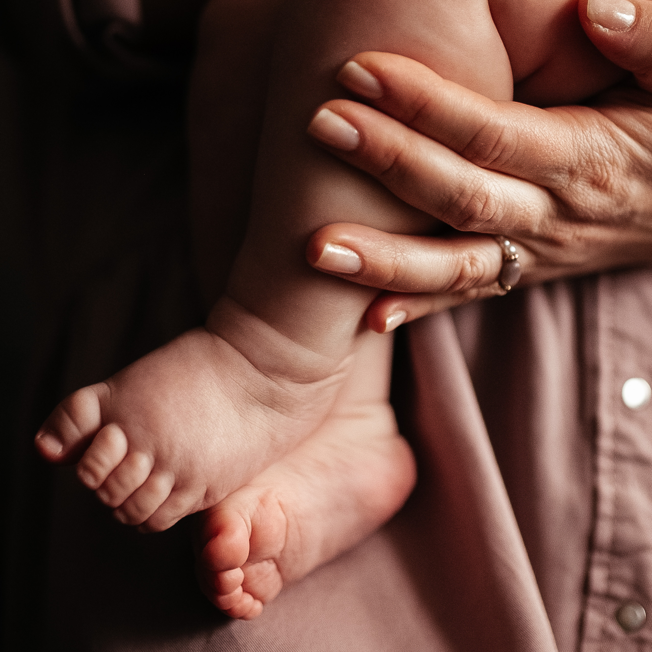 В маминых объятьях