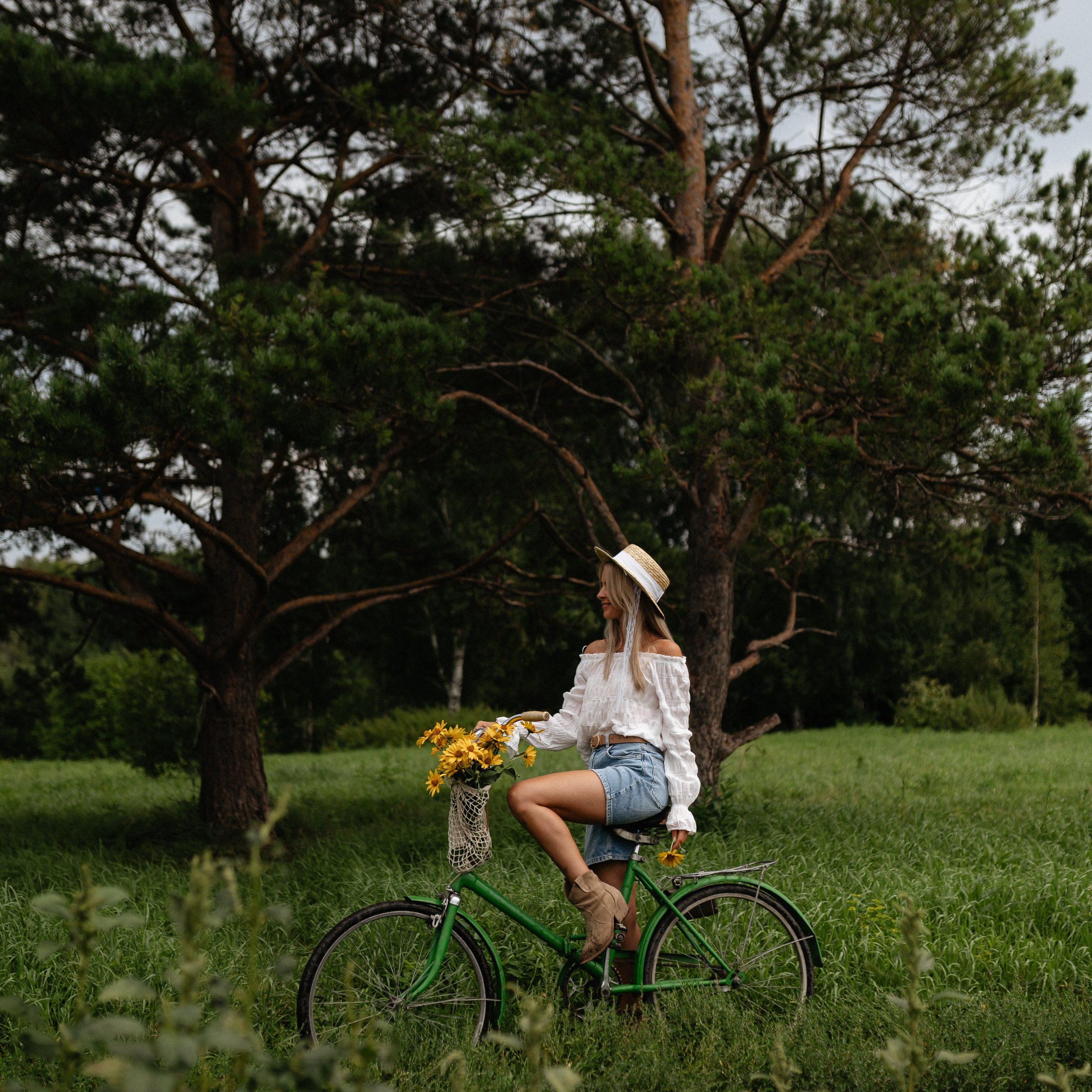 В поле с велосипедом