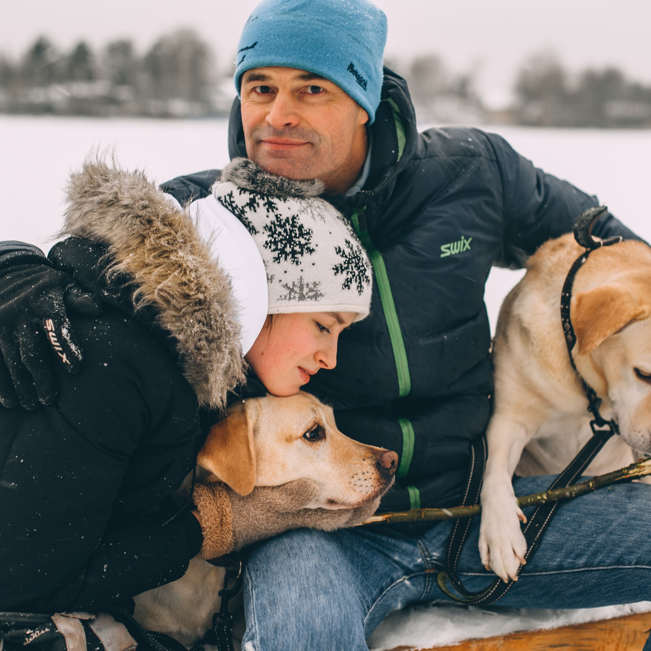 Зимняя прогулка папы и дочери