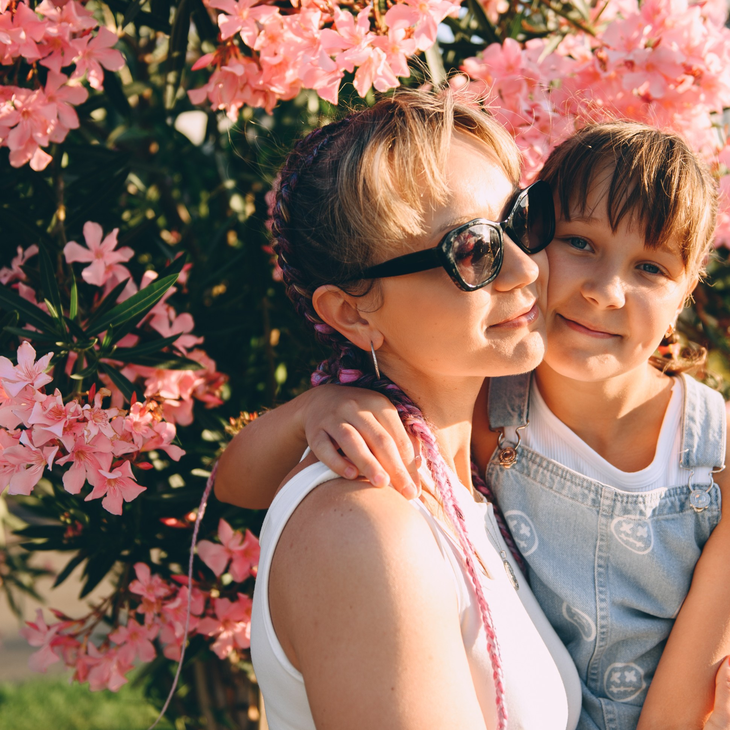 Мама и дочка, рассвет на пляже Бархатные Сезоны