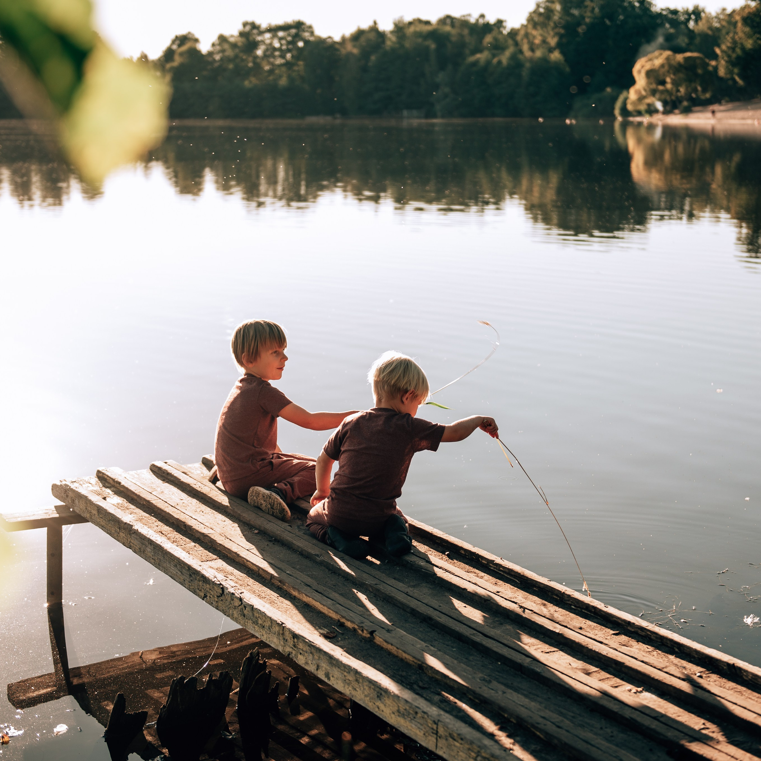 Семейна прогулка с непоседами-мальчишками