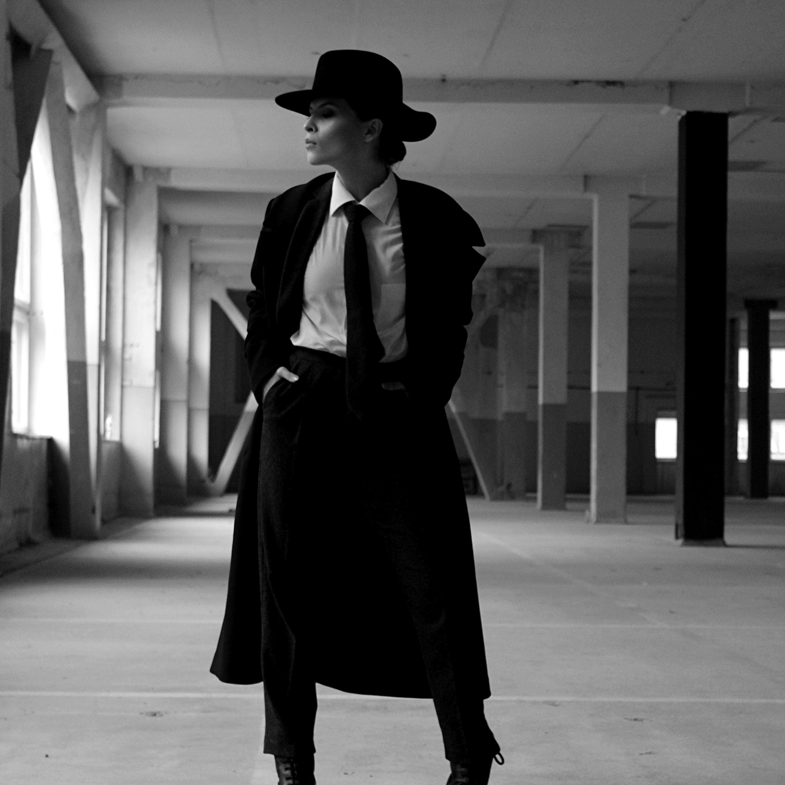 Прогулочная фотосессия в гангстерском стиле