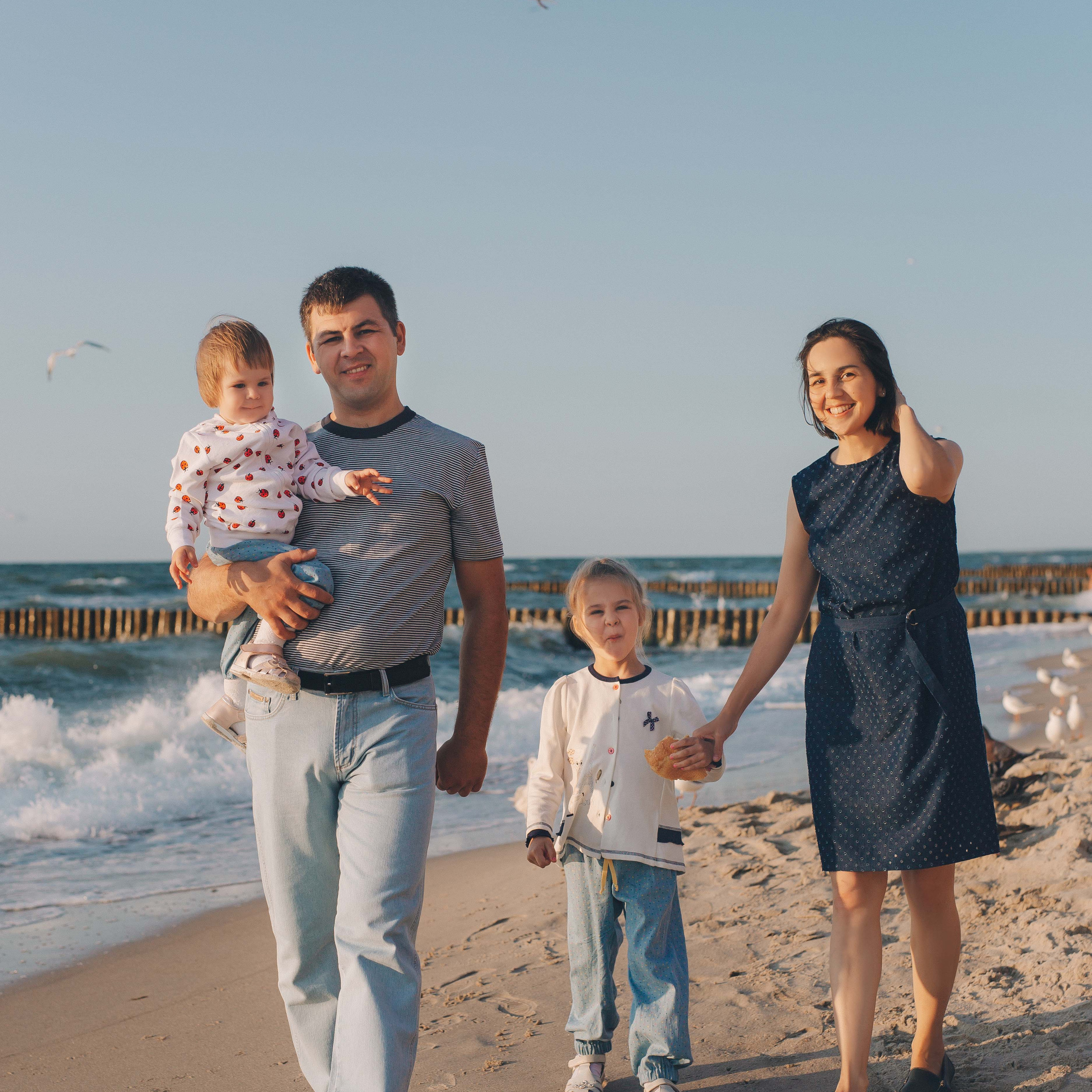 Ирина с семьёй на закате Балтики