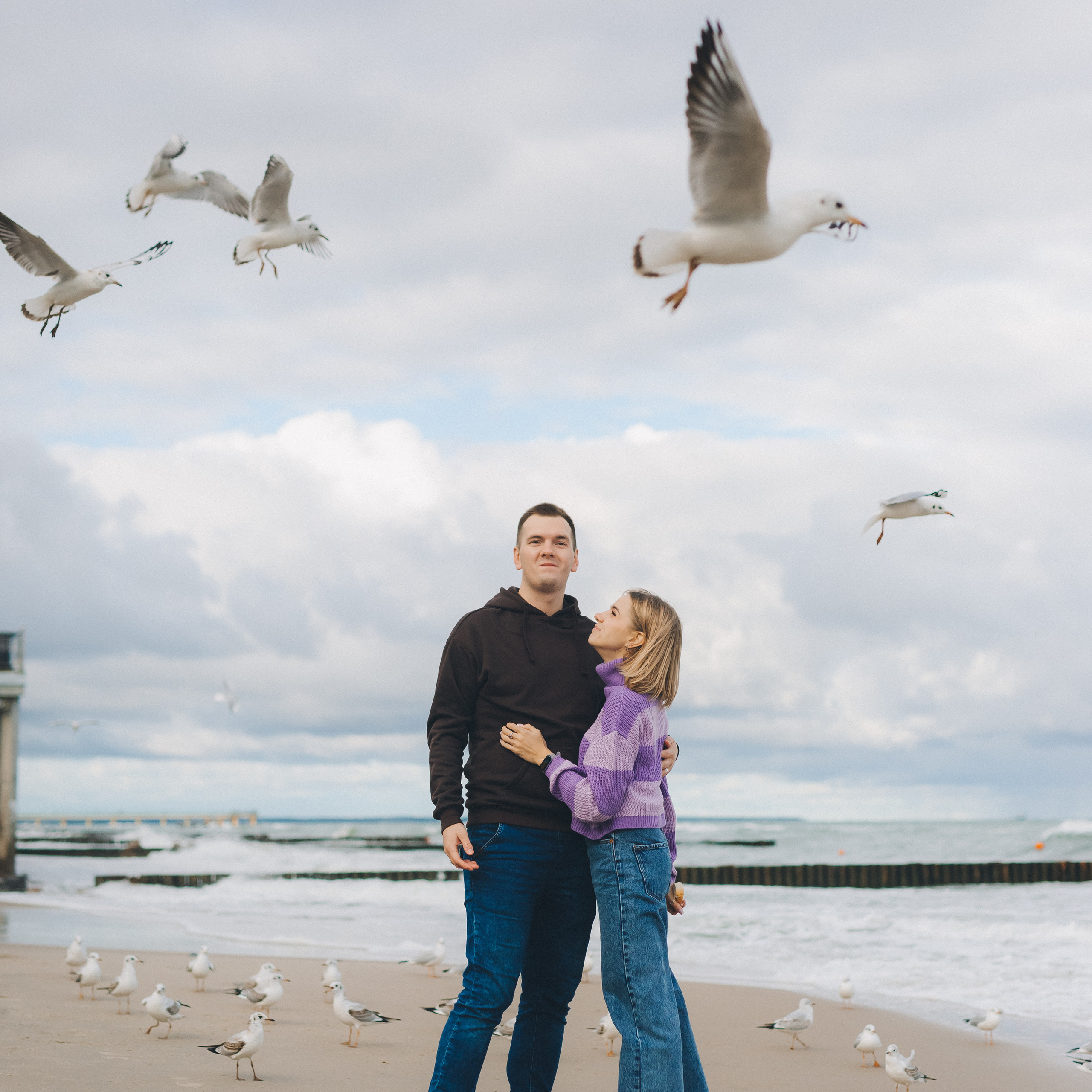 Александра с супругом и осенняя Балтика