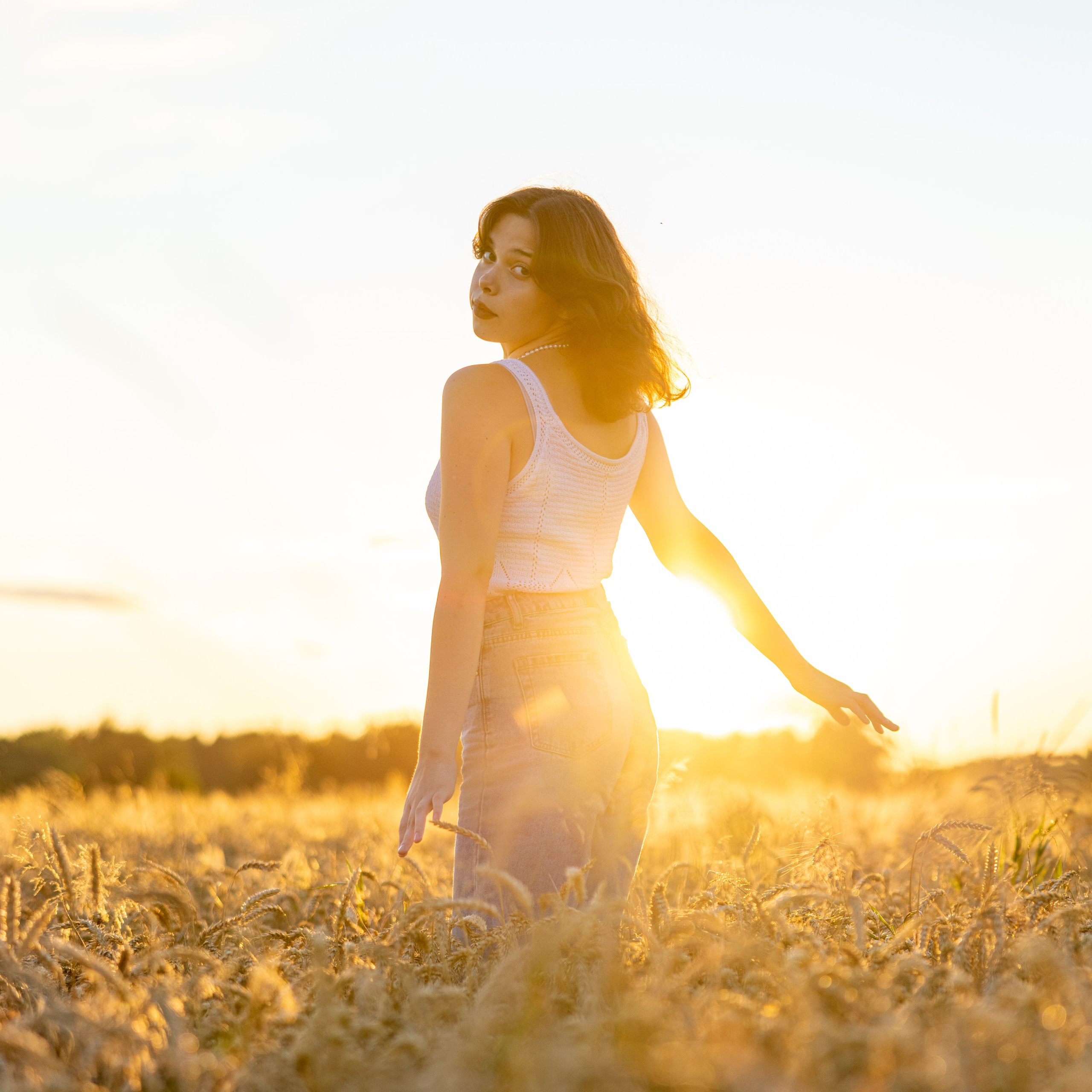 В пшеничном поле на закате.