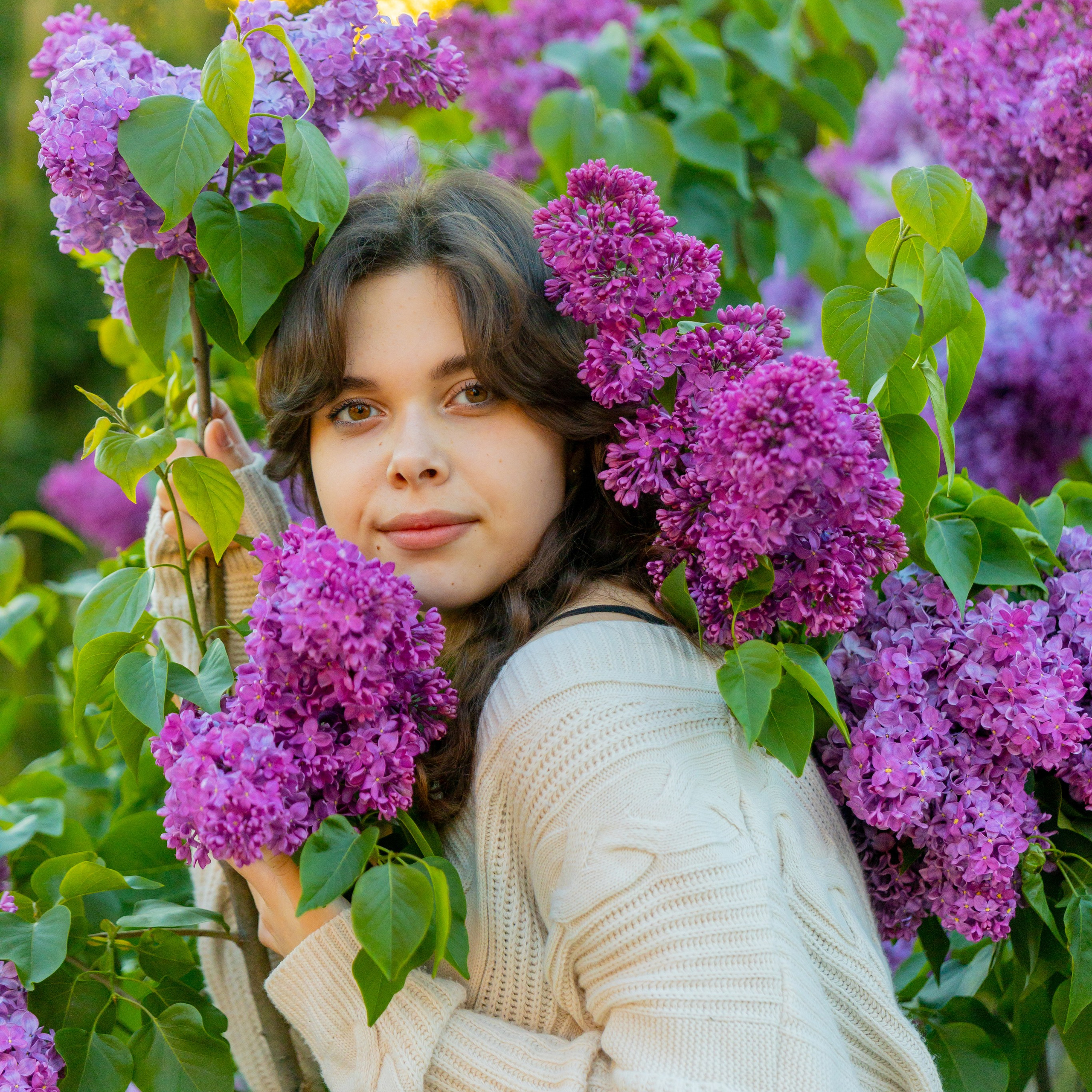 Мария весной в цветущих локациях.