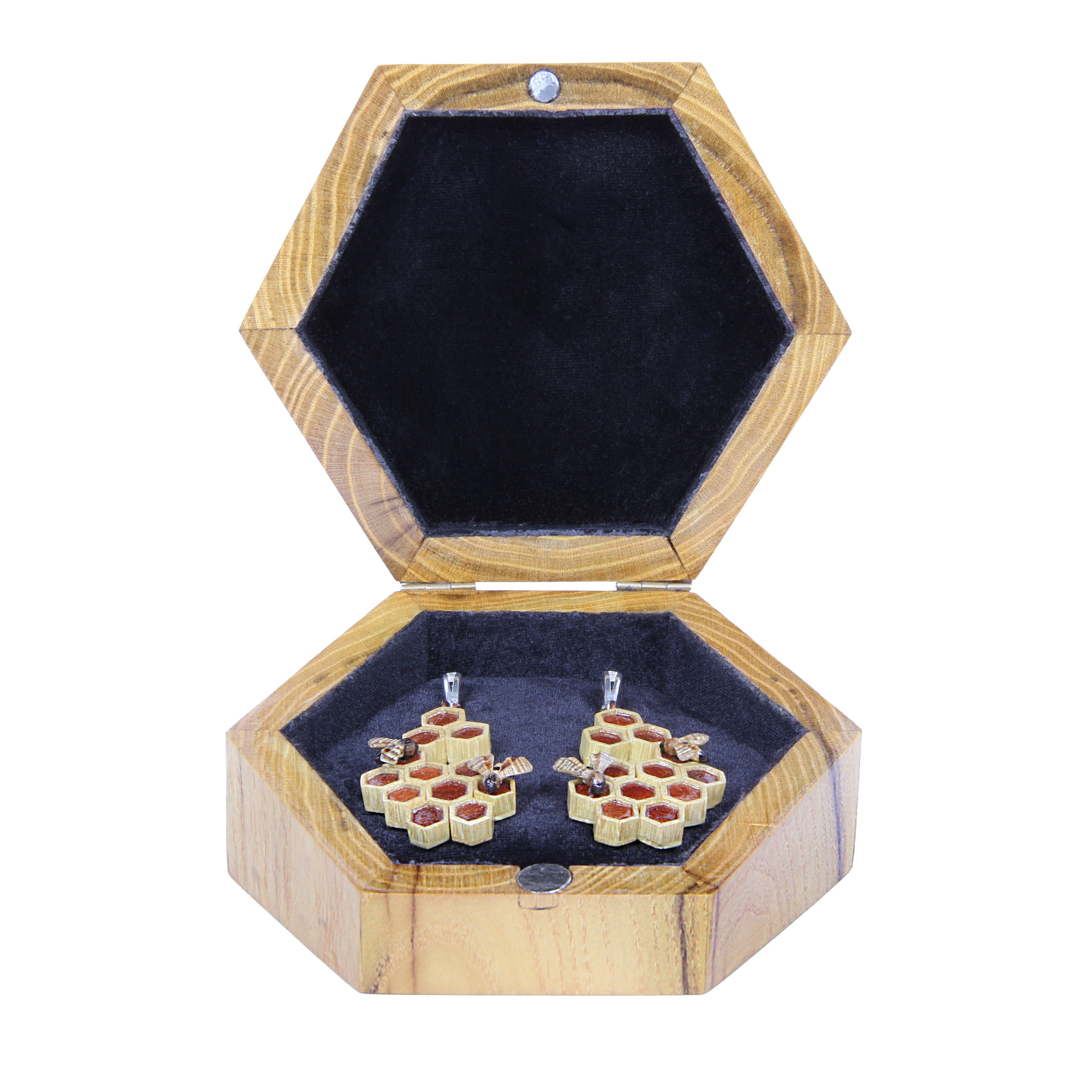 Предметная фотосъемка украшения (старым фотоаппаратом, без светового куба).