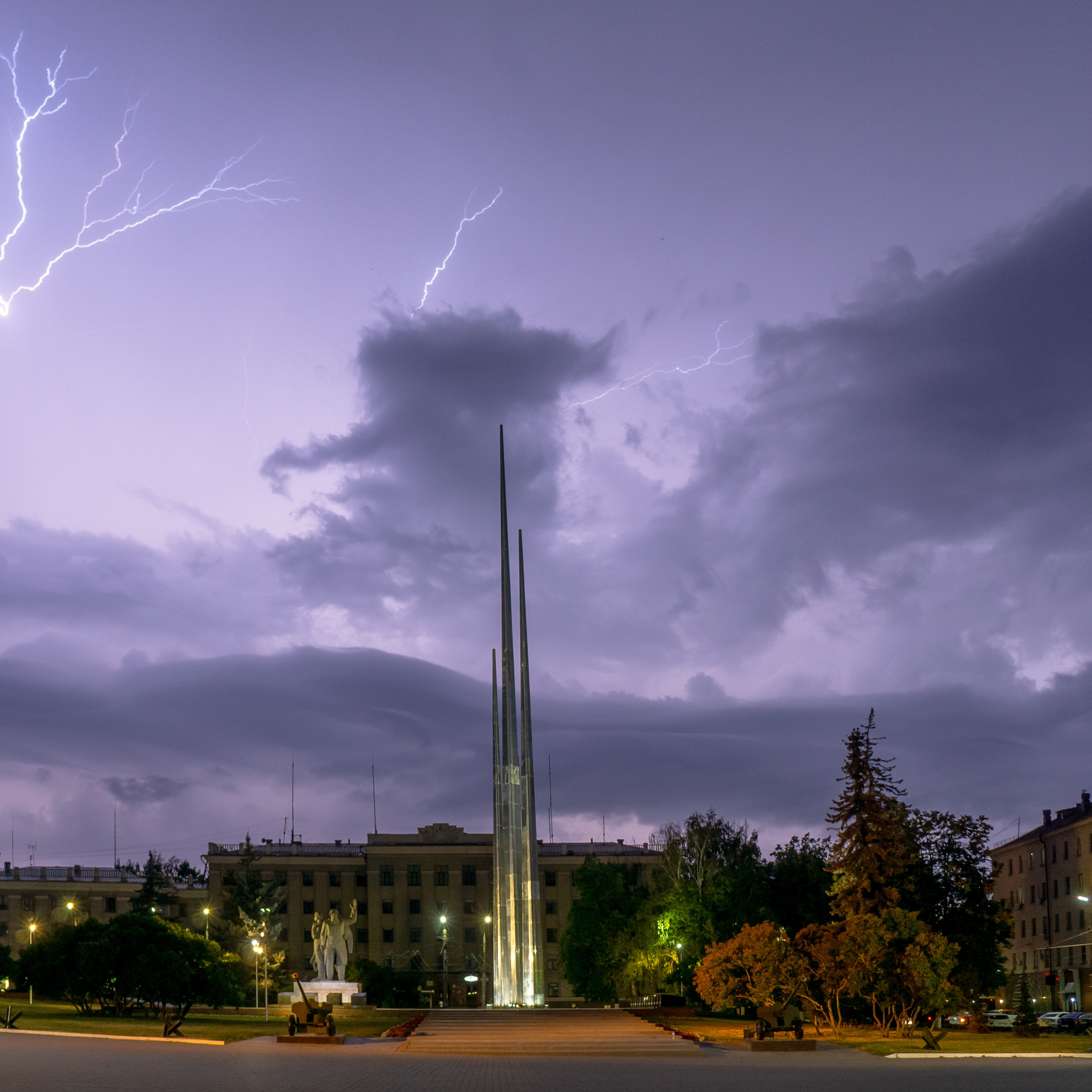 Грозовое небо над площадью победы в Туле.