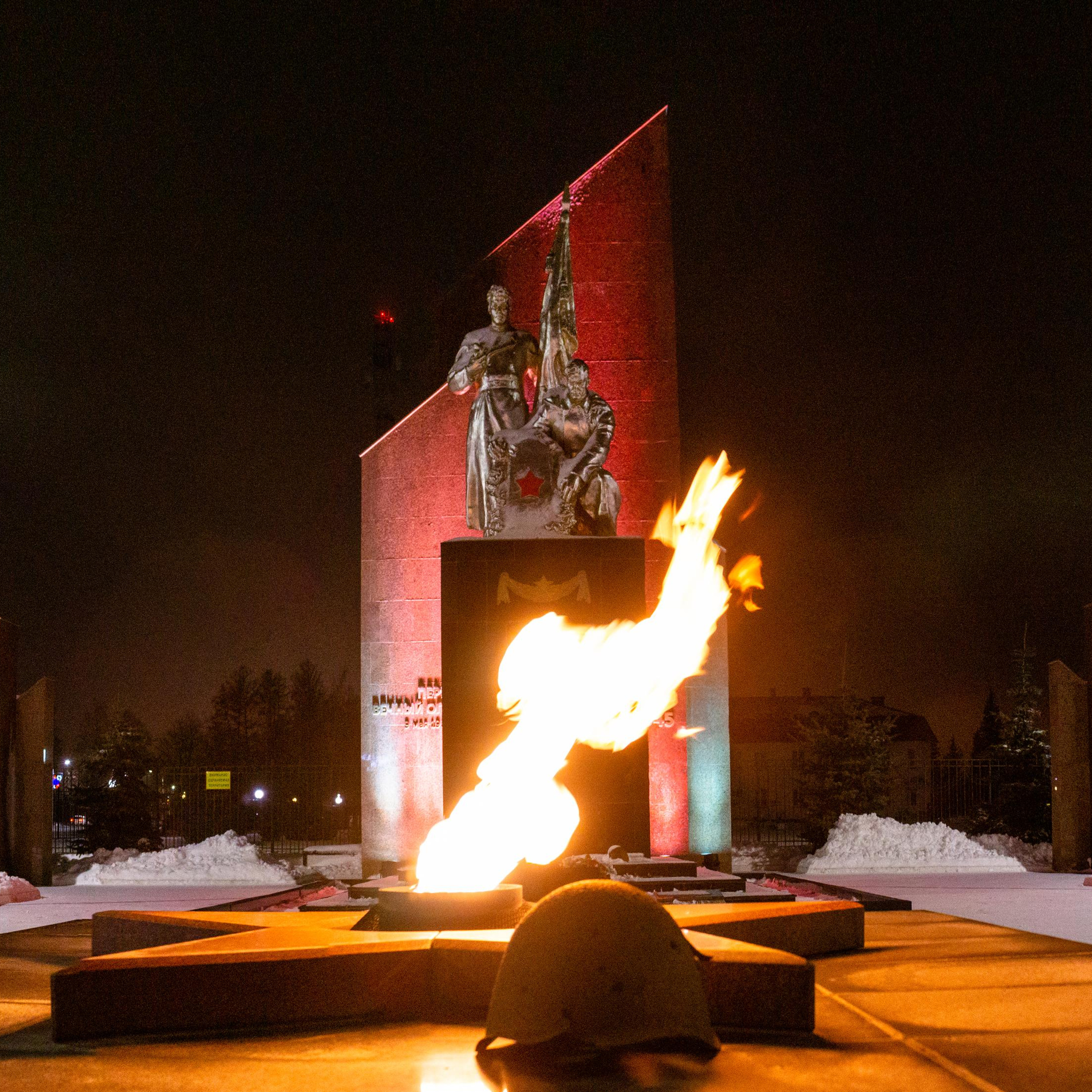 Монумент воинам ВОВ в п. Первомайский. Первый вечный огонь в СССР.
