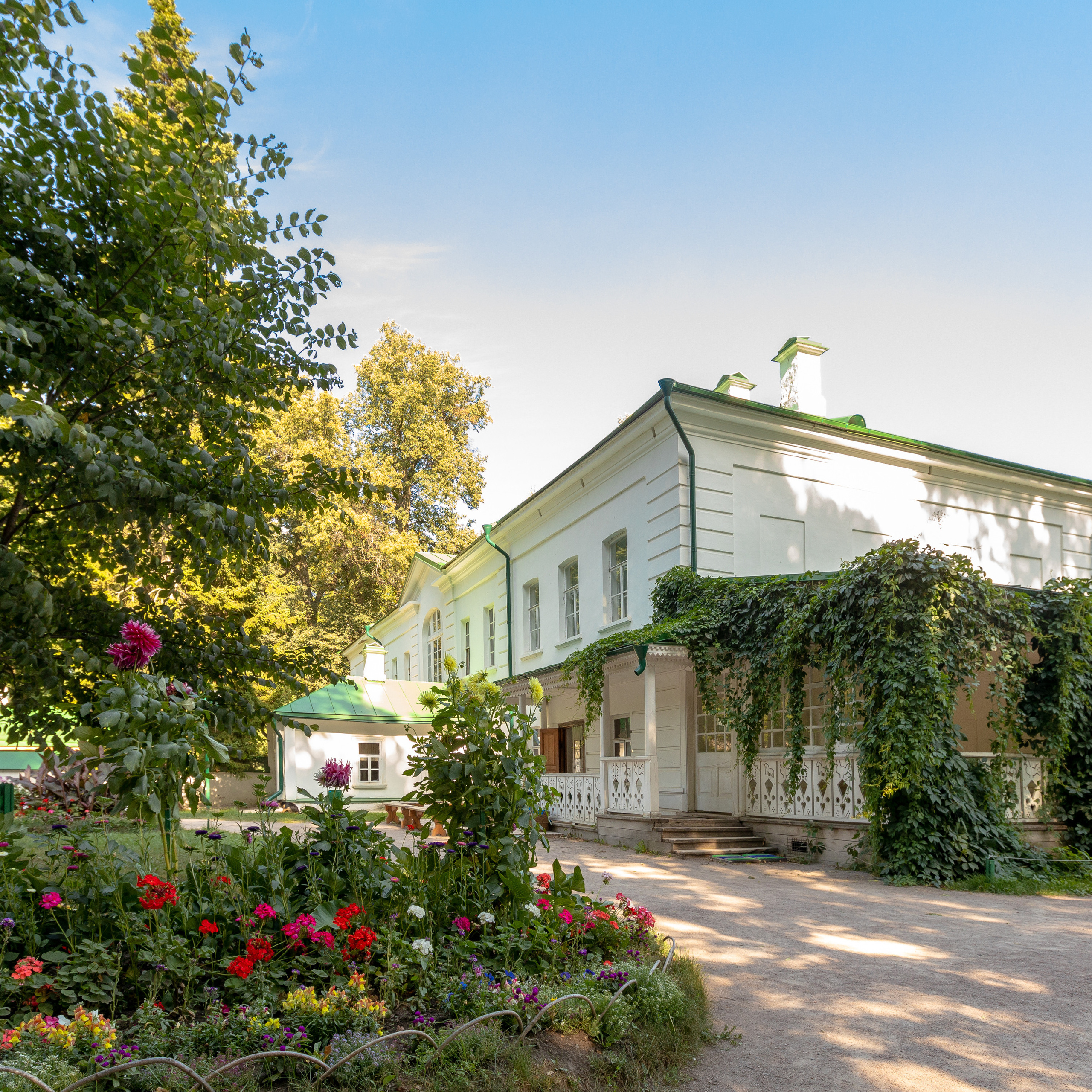 Усадьба Л. Н. Толстого «Ясная Поляна» летом.