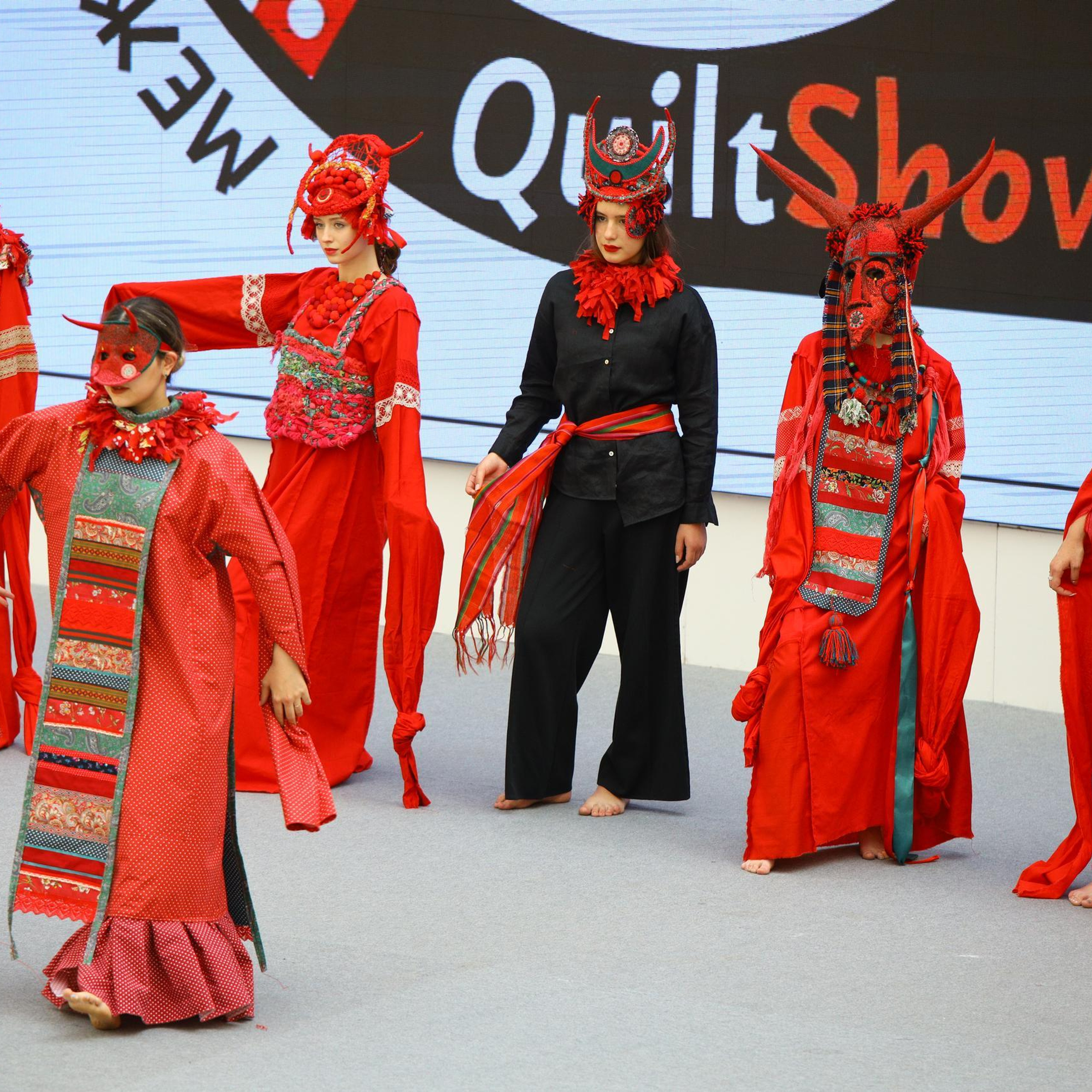 Показ одежды на выставке-ярмарке «ШЕДЕВРЫ ЛОСКУТНОГО ШИТЬЯ» г. Москва